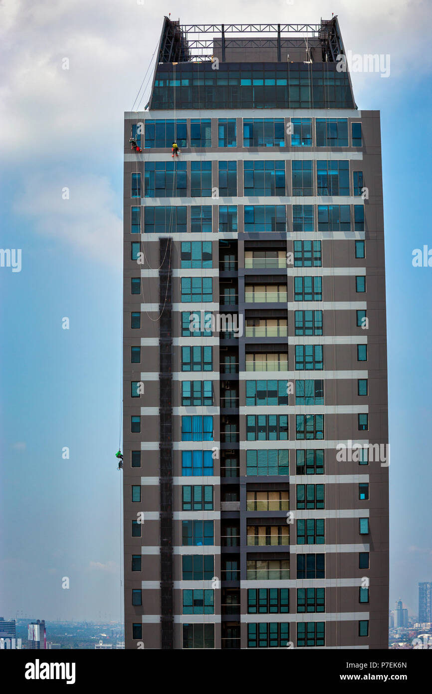 Construction workers working on high rise buildings in Bangkok, Thailand Stock Photo