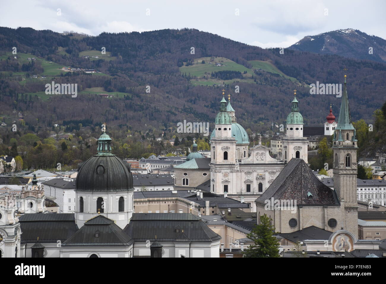 Mozartstadt Salzburg mit Getreidegasse Domplatz und Festung Hohensalzburg Stock Photo