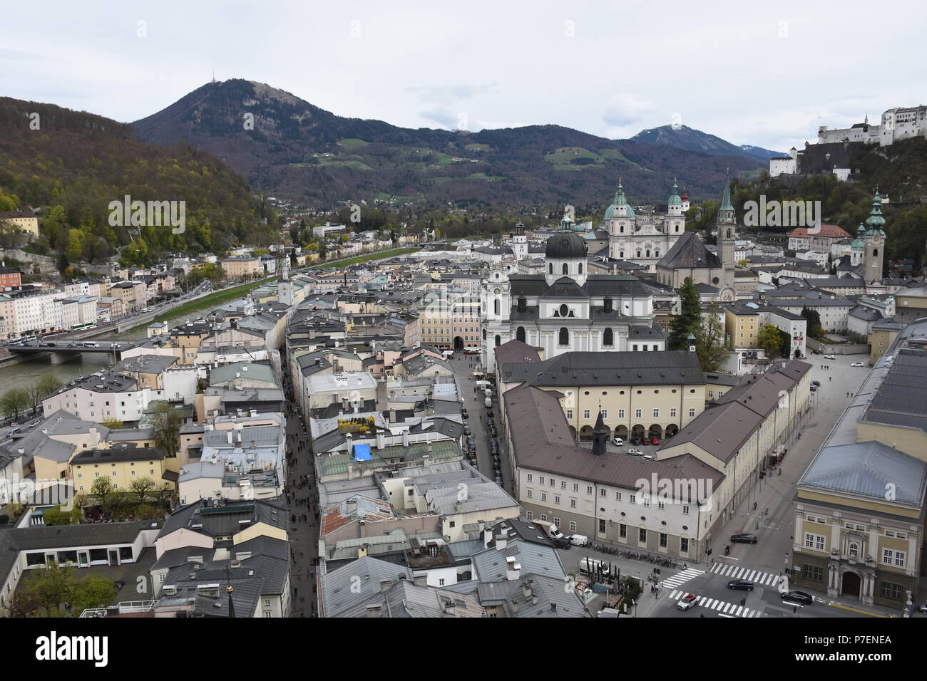 Mozartstadt Salzburg mit Getreidegasse Domplatz und Festung Hohensalzburg Stock Photo