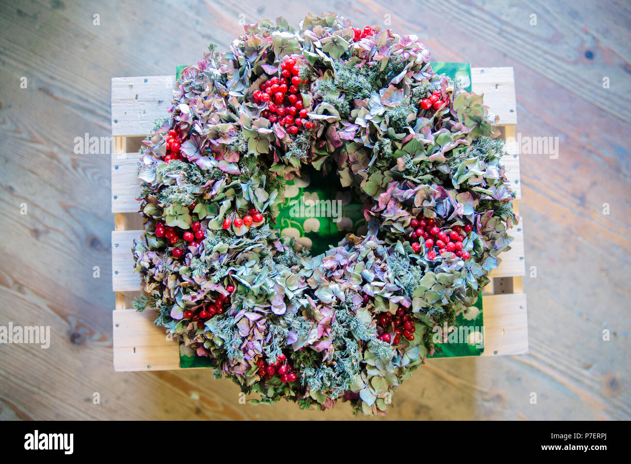 Home Made Dried Hydrangea Flowers Crown Decoration with Red Berries