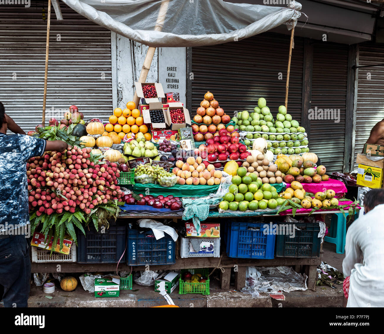 May 27,2018. Kolkata,India. Fruit sellers selling fruits on the