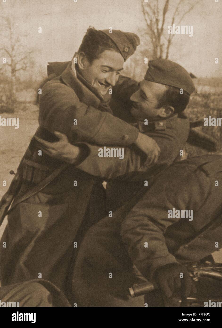 División Azul en Alemania en 1942 (Segunda Guerra Mundial). Encuentro de dos amigos en el frente ruso. Stock Photo