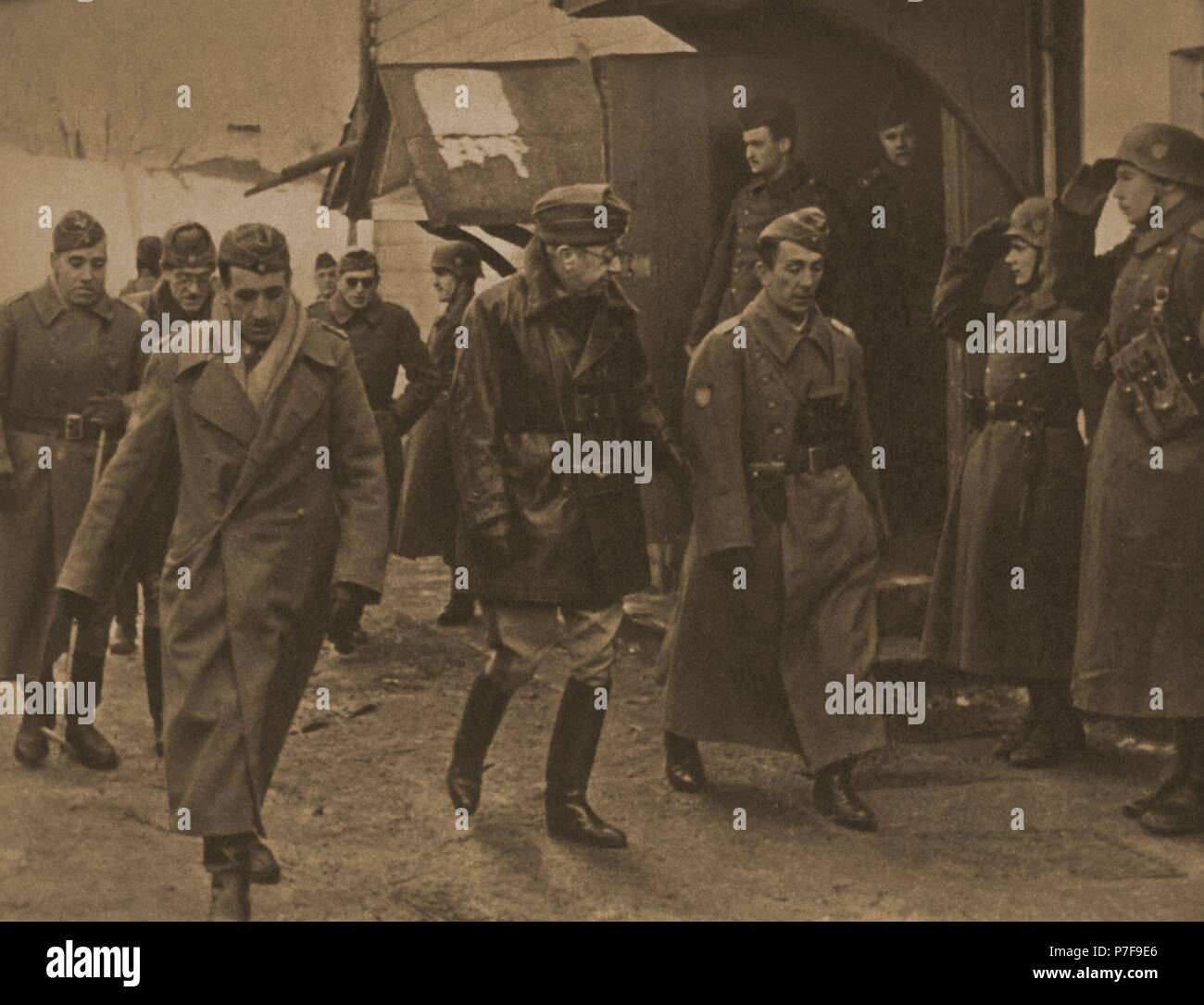 División Azul en Alemania en 1942 (Segunda Guerra Mundial). Representantes  del general Franco revisando las tropas en la zona de Novgorod Stock Photo  - Alamy
