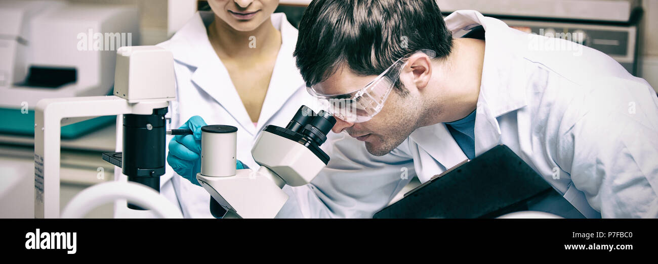 Two scientists hi-res stock photography and images - Alamy