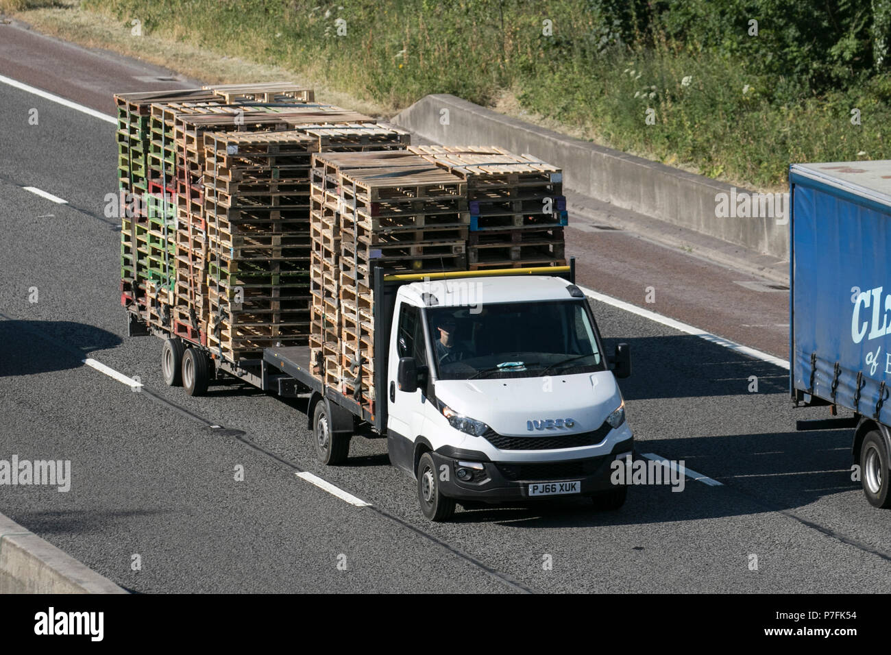 Truck load pallets hires stock photography and images Alamy