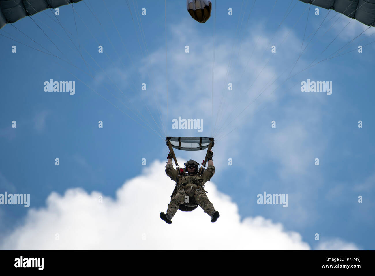 Halo jump parachute hi-res stock photography and images - Page 4 - Alamy