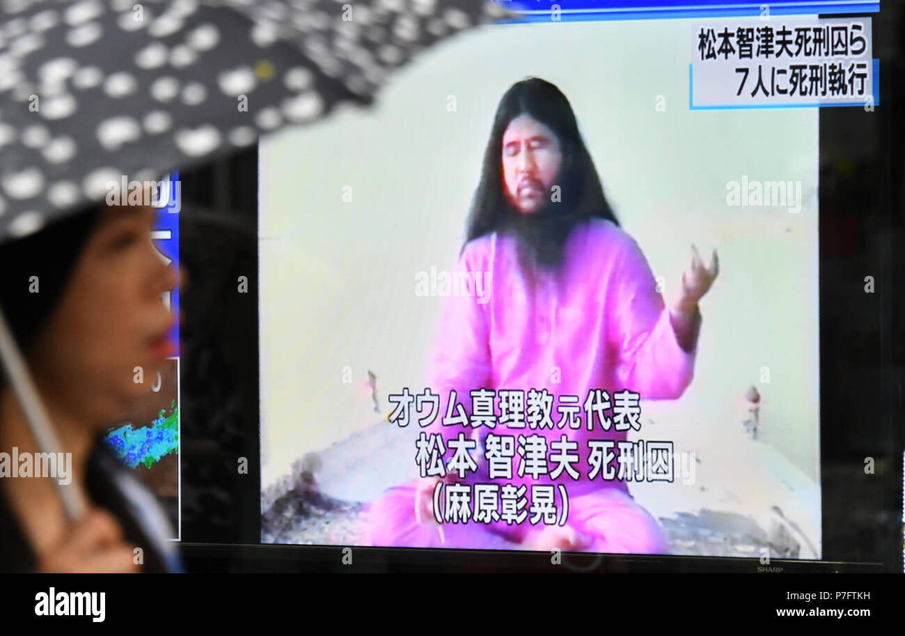 Tokyo, Japan. 6th July, 2018. A pedestrian watchs news flash on TV in Tokyo, reporting the execution of a cult leader and six of his followers on Friday, July 6, 2018. Shoko Asahara, founder of the doomsday cult Aum Shinrikyo and mastermind behind the deadly 1995 nerve gas attack on the Tokyo subway system among other crimes in the 1980s and 90s, was executed on Friday. Six other condemned Aum members were also executed separately. Credit: Natsuki Sakai/AFLO/Alamy Live News Stock Photo