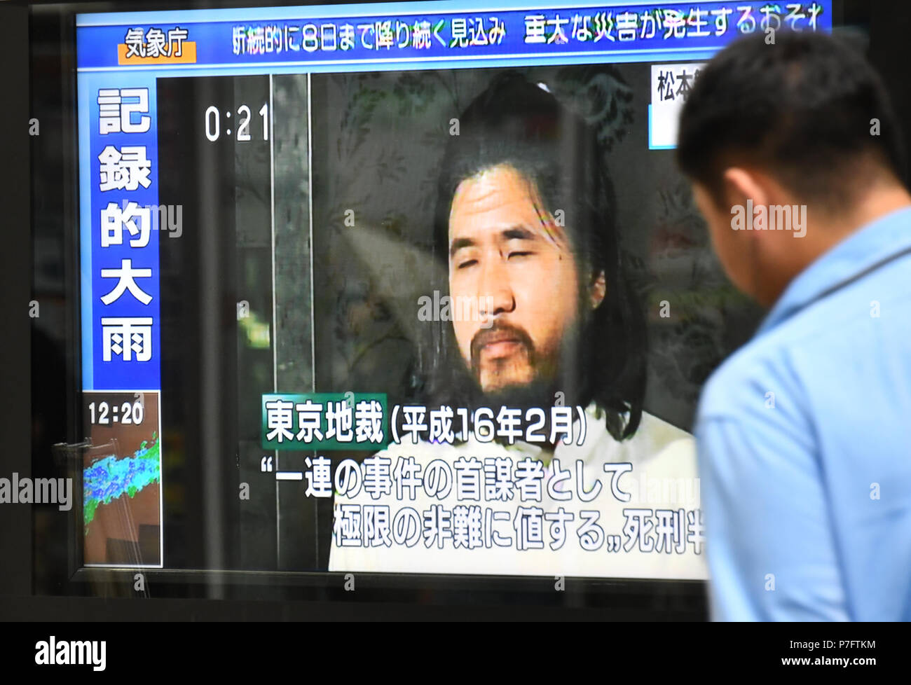 Tokyo, Japan. 6th July, 2018. A pedestrian watchs news flash on TV in Tokyo, reporting the execution of a cult leader and six of his followers on Friday, July 6, 2018. Shoko Asahara, founder of the doomsday cult Aum Shinrikyo and mastermind behind the deadly 1995 nerve gas attack on the Tokyo subway system among other crimes in the 1980s and 90s, was executed on Friday. Six other condemned Aum members were also executed separately. Credit: Natsuki Sakai/AFLO/Alamy Live News Stock Photo