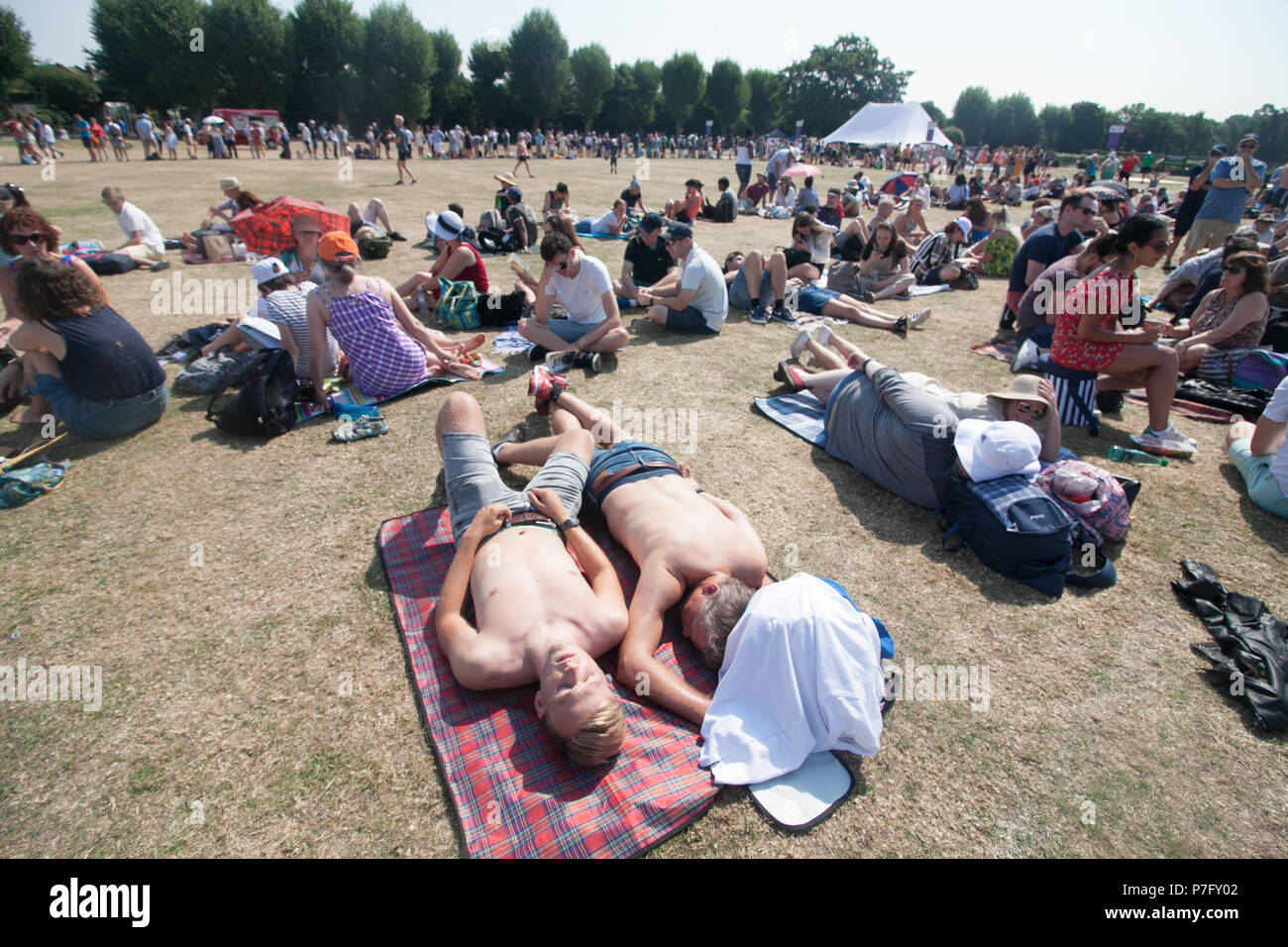 London UK. 6th July 2018. UK Weather: Hundreds of tennis fans queue in the sweltering heat for Wimbledon tickets on another sun baked day as temperatures are expected to reach 30C celsius over the coming days and the hottest recorded weekend in 2018. Credit: amer ghazzal/Alamy Live News Stock Photo