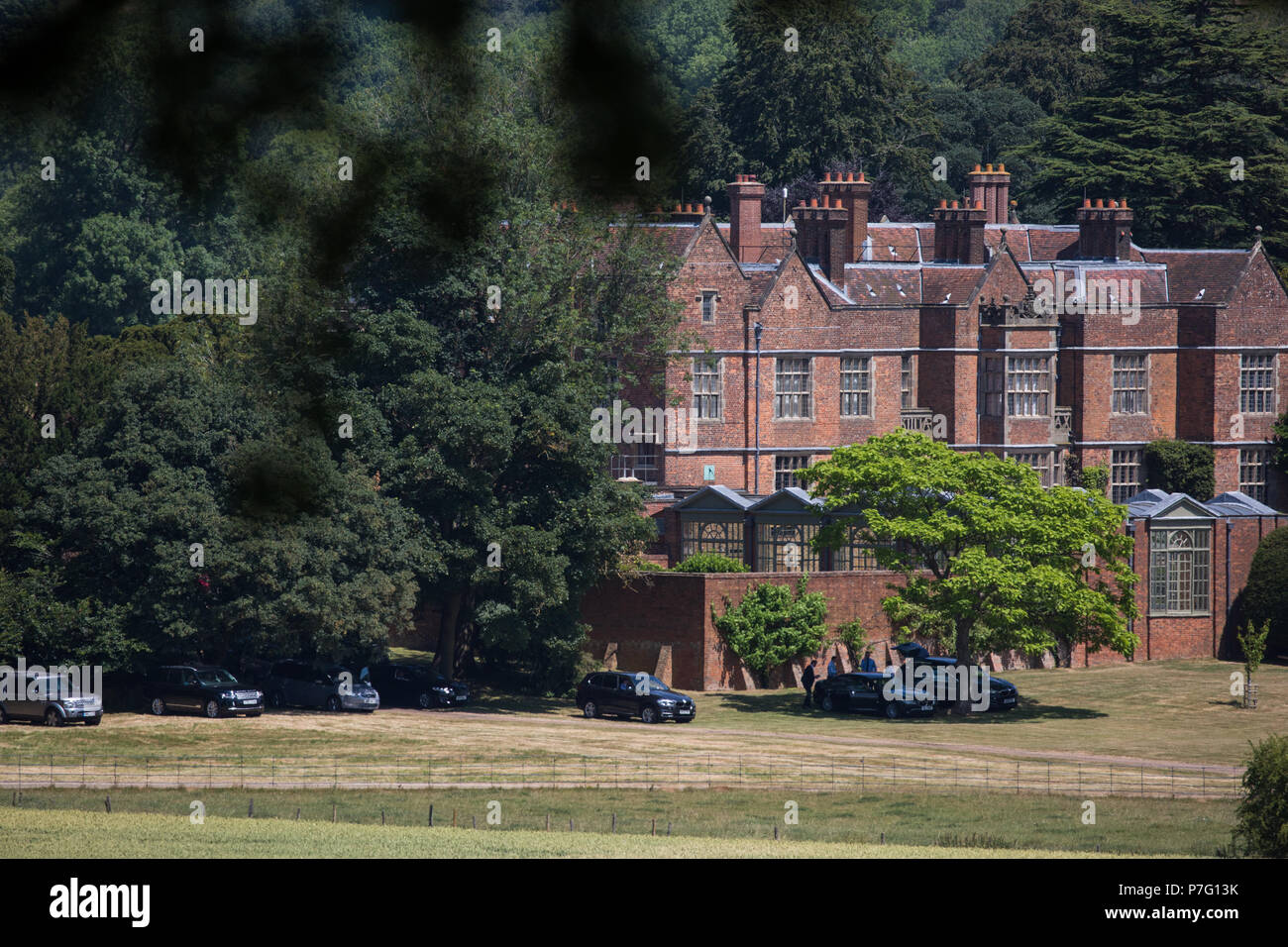 Princes Risborough, UK. 6th July, 2018. Vehicles parked outside Chequers, the Prime Minister's official country residence, where Theresa May and her Cabinet are today holding a crunch summit meeting to debate and to try to decide upon the UK's Brexit proposal for its future relationship with the European Union. The Prime Minister has put forward a new 'third way' on customs known as the 'facilitated customs arrangement' (FCA). Some reports suggest that taxis are on standby for any Ministers failing to agree a plan during the summit today. Credit: Mark Kerrison/Alamy Live News Stock Photo