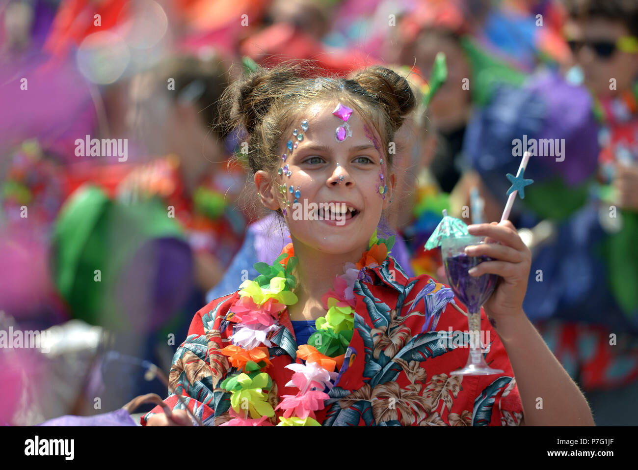 Lewes, East Sussex. 6th July 2018. Hundreds of children from several primary schools across the region come together to celebrate 'moving on' from primary school in a colourful street parade in  Lewes.Peter Cripps/Alamy Live News Stock Photo