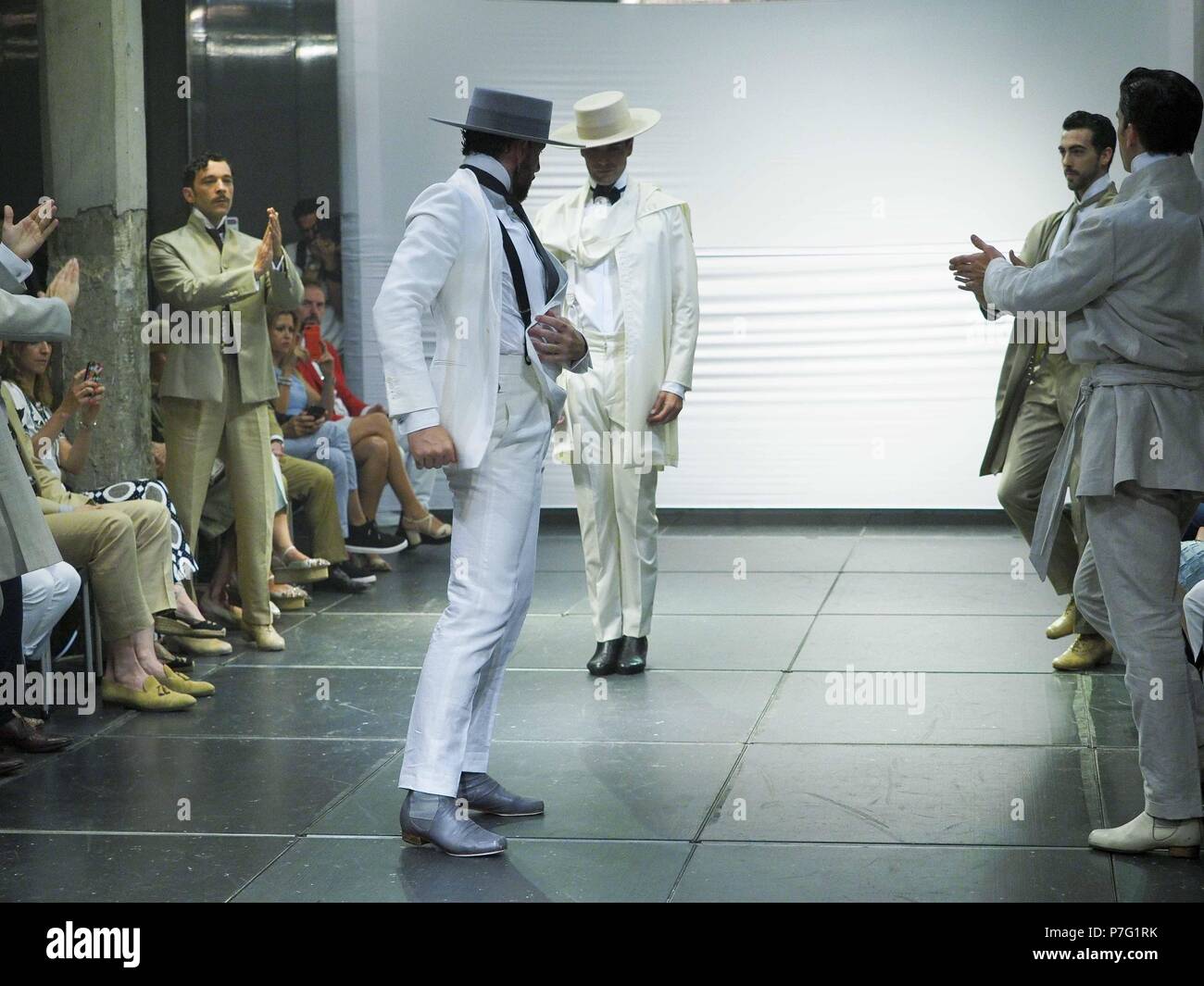 Modelos en desfile hires stock photography and images Alamy