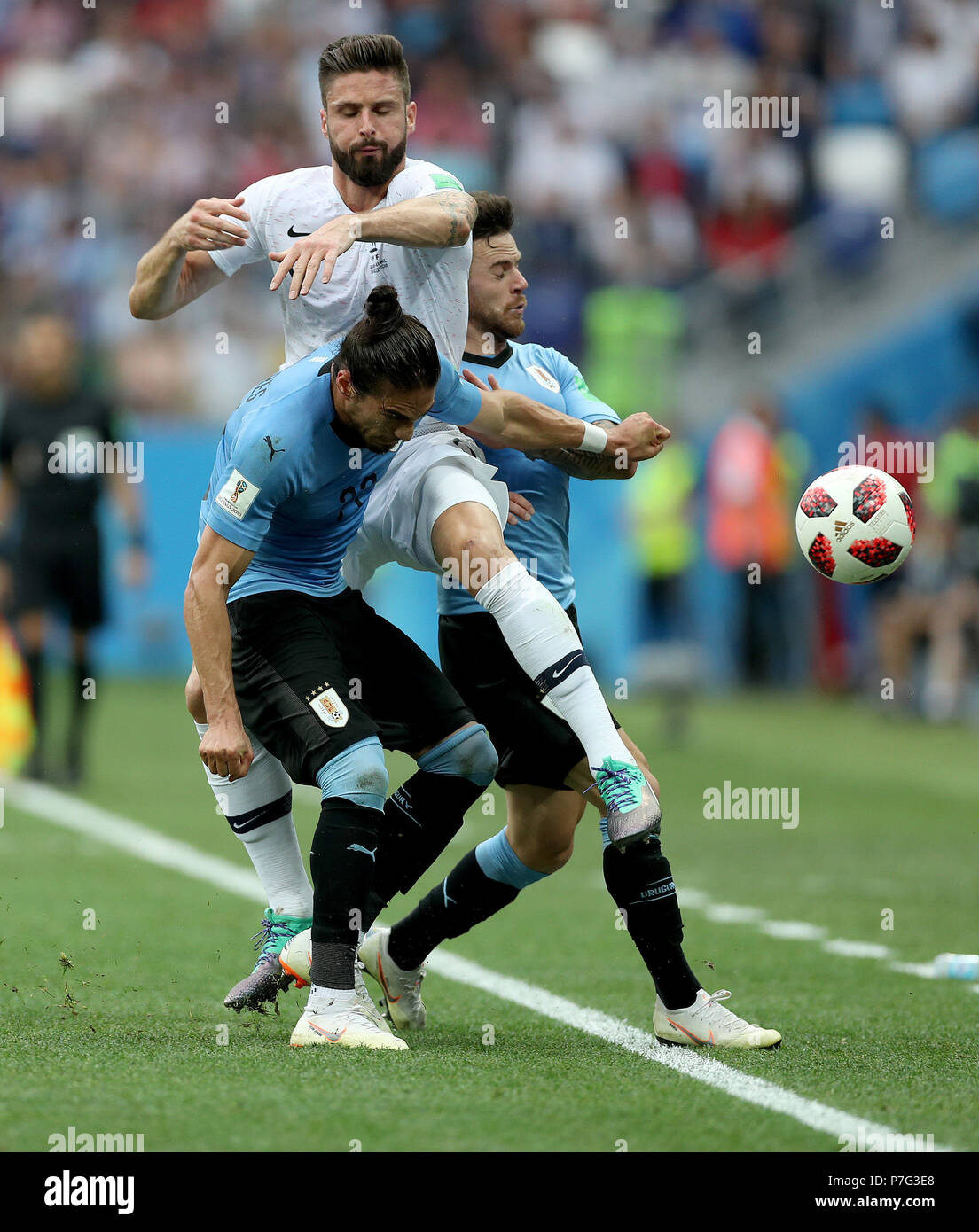 Nizhny Novgorod, Russia. 6th July, 2018. Olivier Giroud (top) of France vies with Martin Caceres (L bottom) of Uruguay during the 2018 FIFA World Cup quarter-final match between Uruguay and France in Nizhny Novgorod, Russia, July 6, 2018. Credit: Fei Maohua/Xinhua/Alamy Live News Stock Photo
