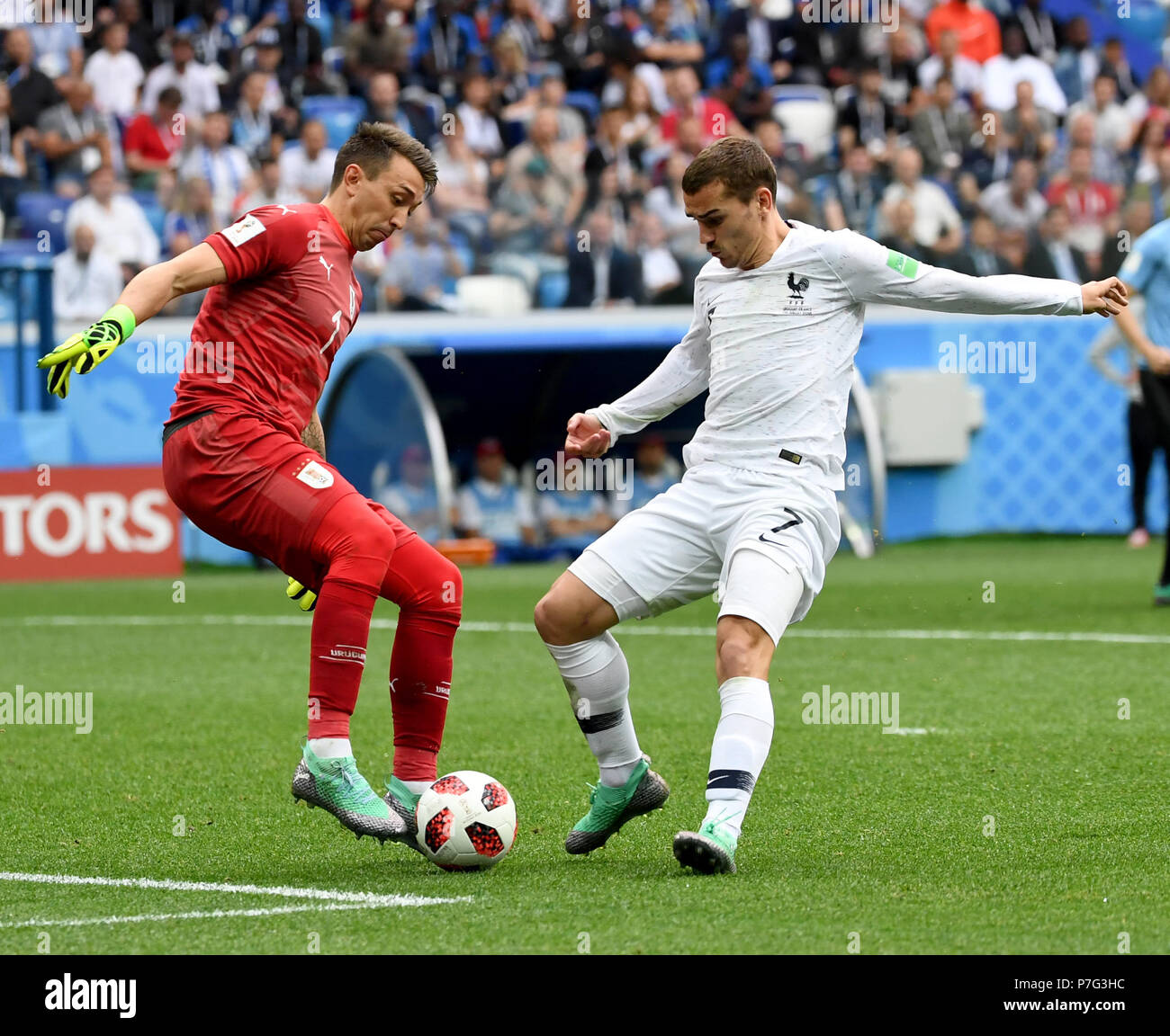 Nizhny Novgorod, Russia. 6th July, 2018. Goalkeeper Fernando Muslera (L) of Uruguay vies with Antoine Griezmann of France during the 2018 FIFA World Cup quarter-final match between Uruguay and France in Nizhny Novgorod, Russia, July 6, 2018. Credit: Chen Cheng/Xinhua/Alamy Live News Stock Photo