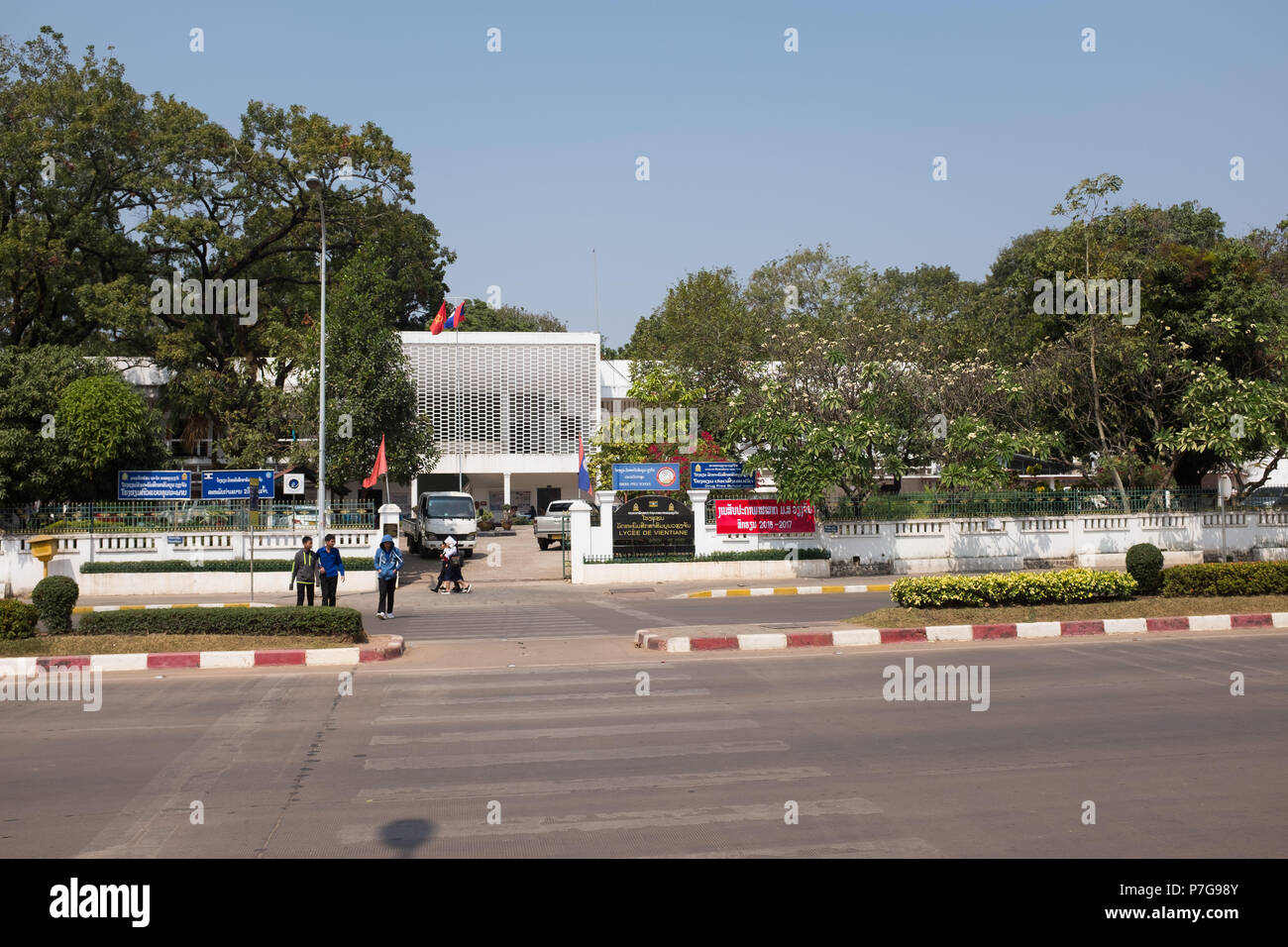 Students of Lycee De Vientiane crossing Avenue Lane Xang, Vientiane, Laos, Asia. Stock Photo
