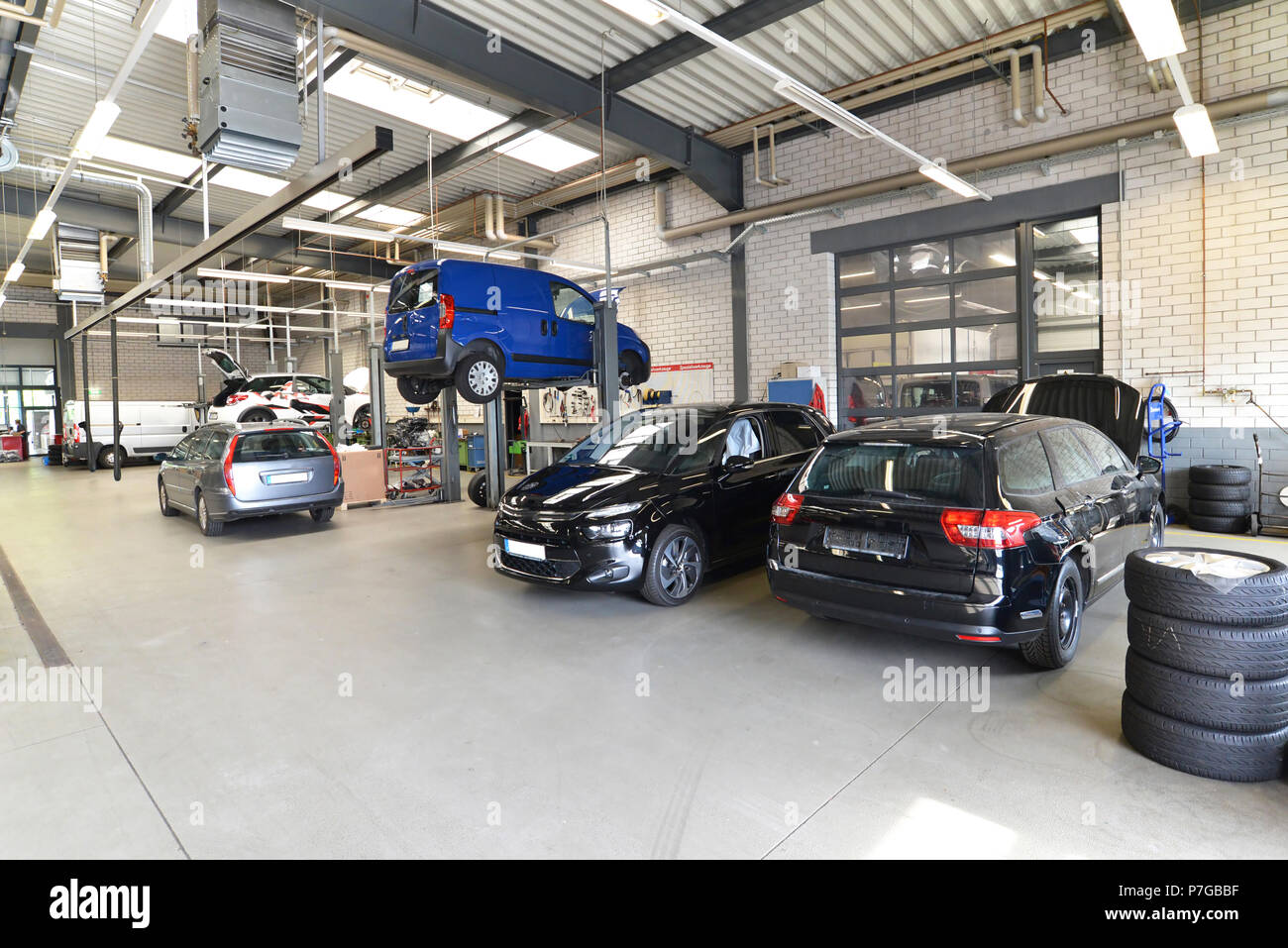 Car repair shop engine diagnostics hi-res stock photography and images ...