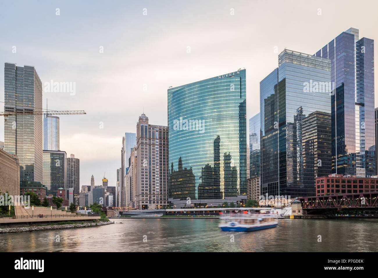 Chicago river office buildings hi-res stock photography and images - Alamy