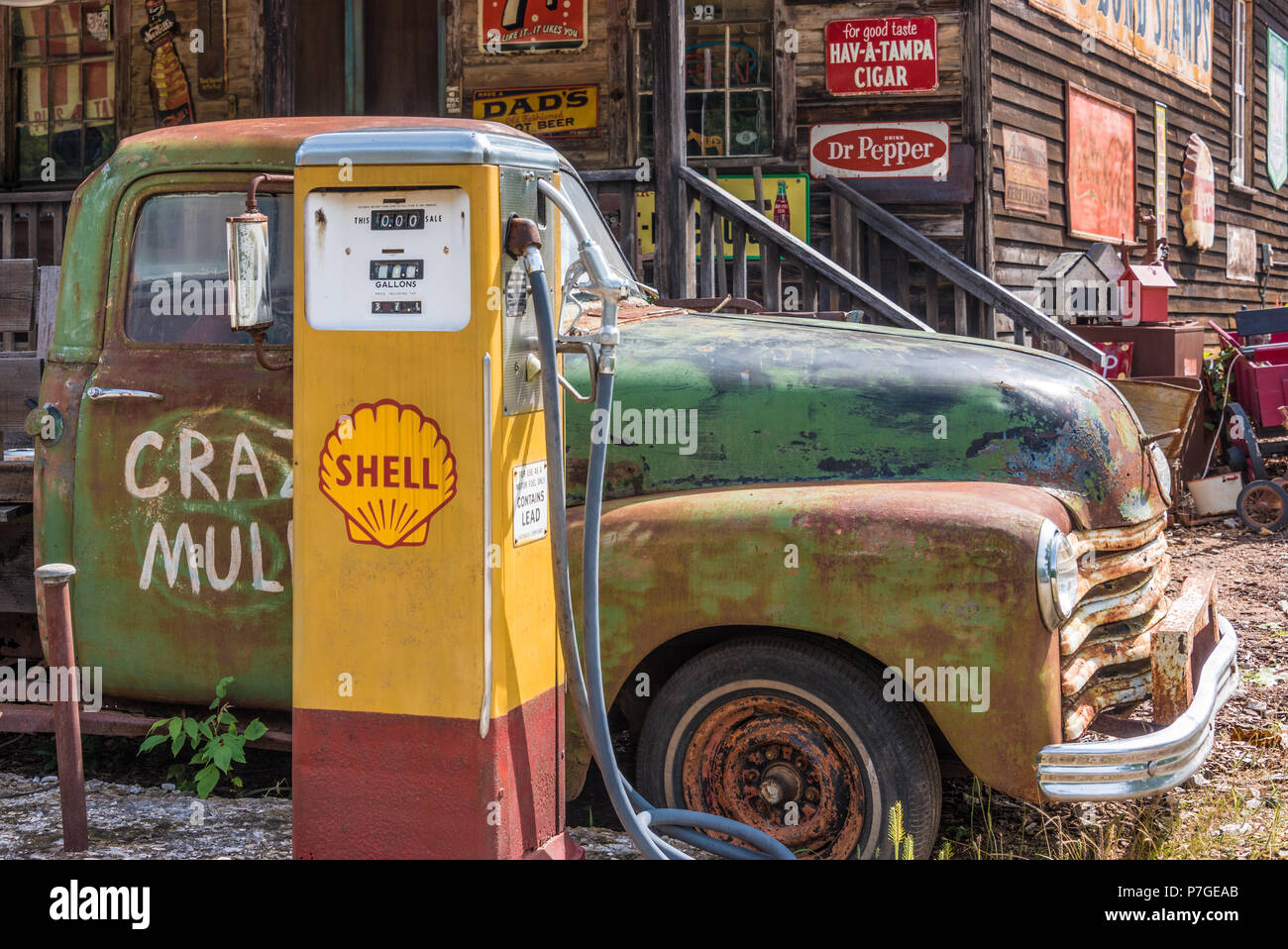 Vintage truck and Shell gas pump at Crazy Mule Arts & Antiques in the foothills of the Blue Ridge Mountains at Lula, Georgia. (USA) Stock Photo