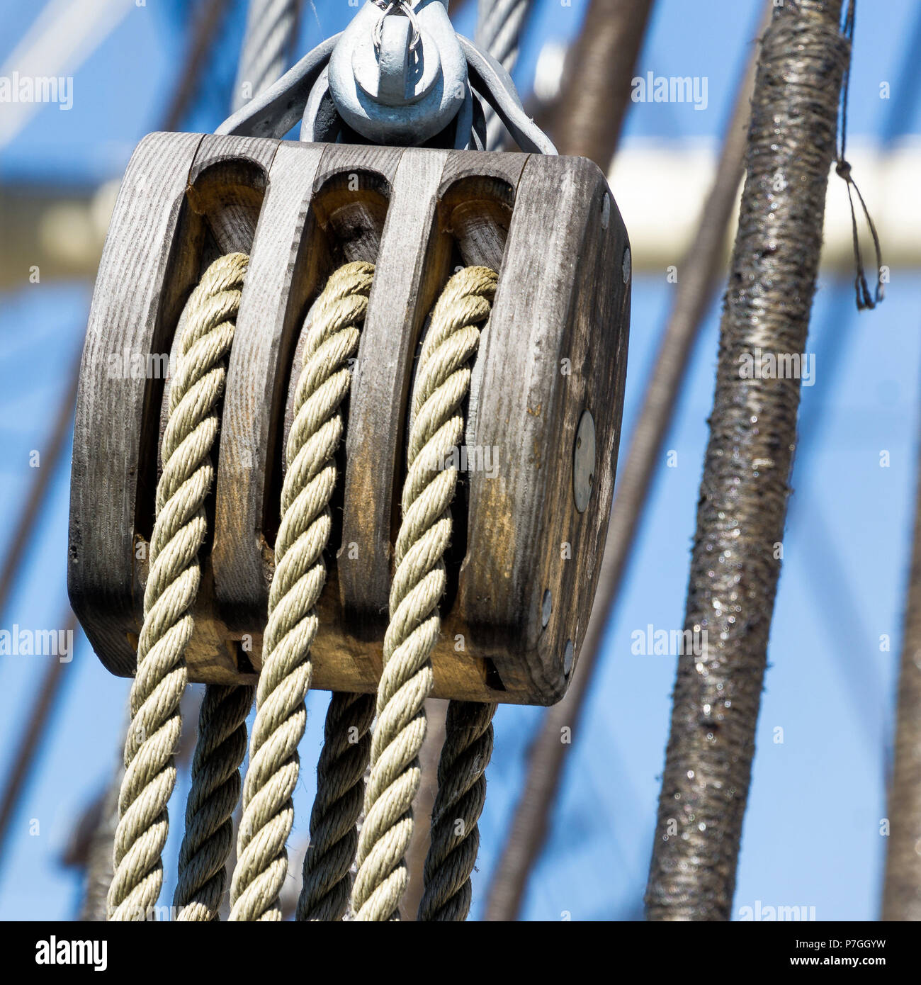 Pulley with hemp ropes, as construction of a triple pulley for the