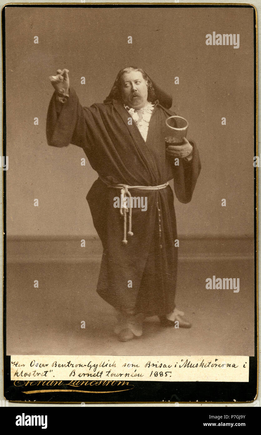 Oscar Bentzon-Gyllich som Brisau i Musketörerna i klostret, Berndt-turnén 1885 296 Oscar Bentzon-Gyllich, rollporträtt - SMV - H9 160 Stock Photo