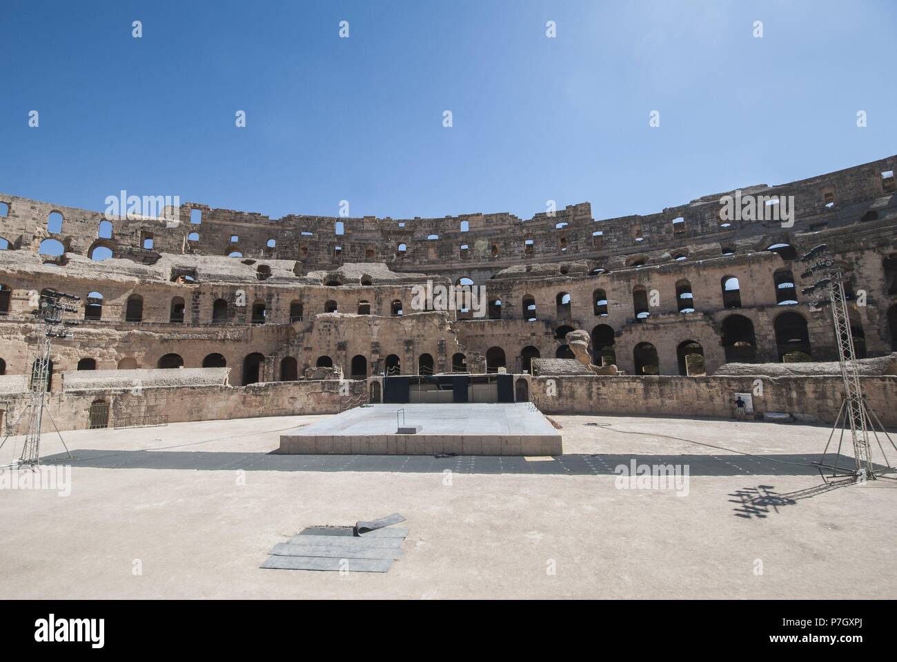 Anfitreano romano de El Djem, también conocido como coliseo de Thysdrus, Túnez. Es el anfiteatro más grande de África y el cuarto del mundo. Fue mandado construir por el procónsul Gordiano en el 238 d.C bajo el reinado del emperador Maximino el Tracio. Stock Photo