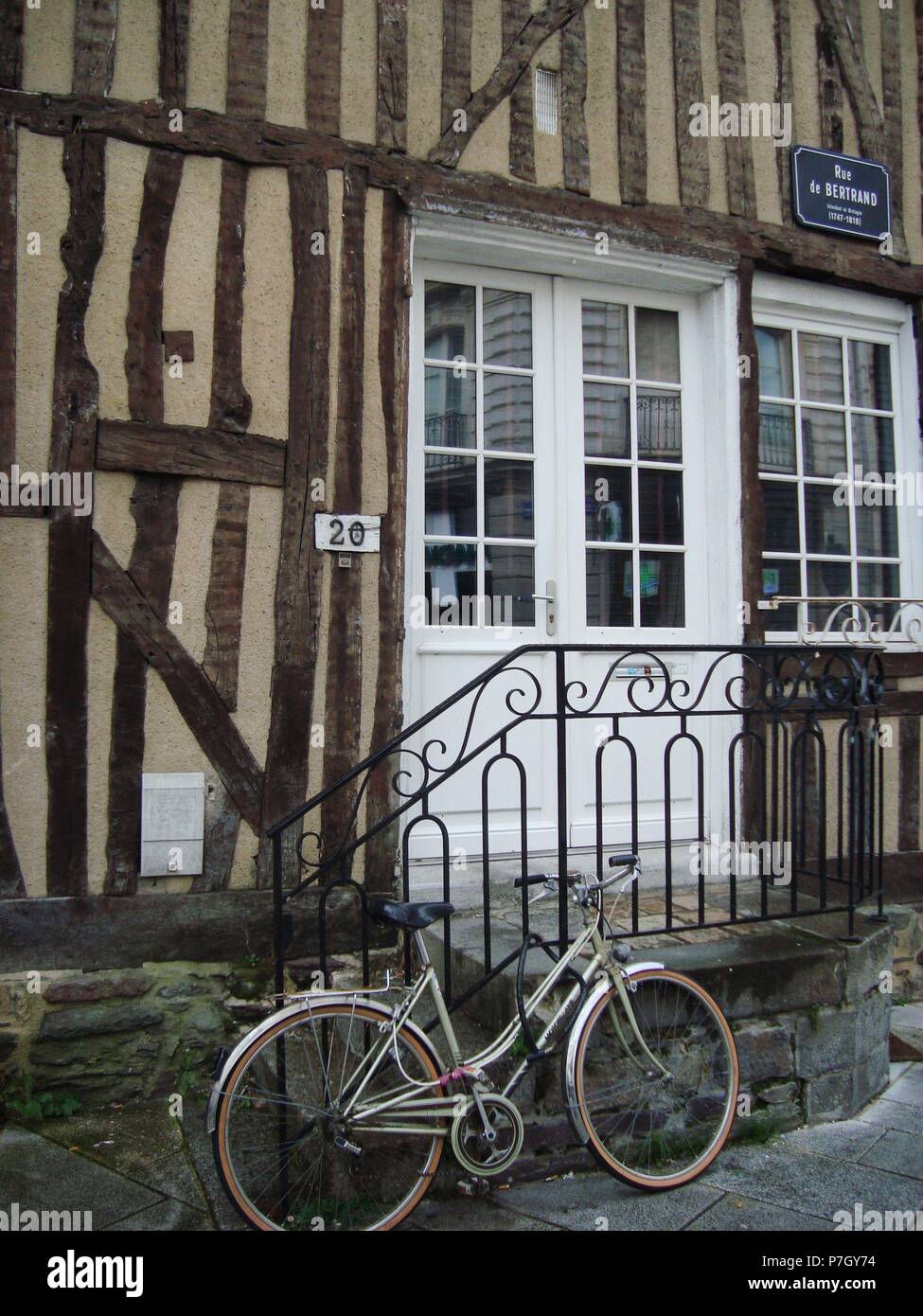 Casa con bicicleta en la Rue de Bertrand de Rennes, Bretaña francesa Stock  Photo - Alamy