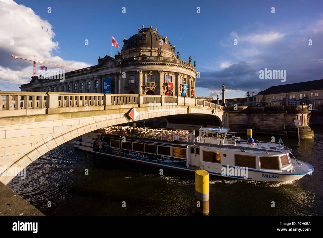 Museo Bode y puente sobre el rio Spree, isla de los museos, Berlin, Alemania, europe. Stock Photo