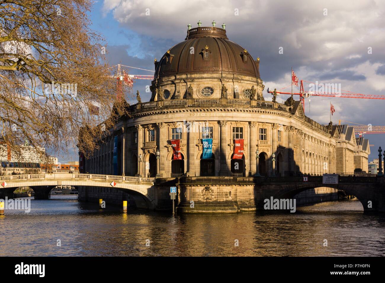 Museo Bode y puente sobre el rio Spree, isla de los museos, Berlin, Alemania, europe. Stock Photo