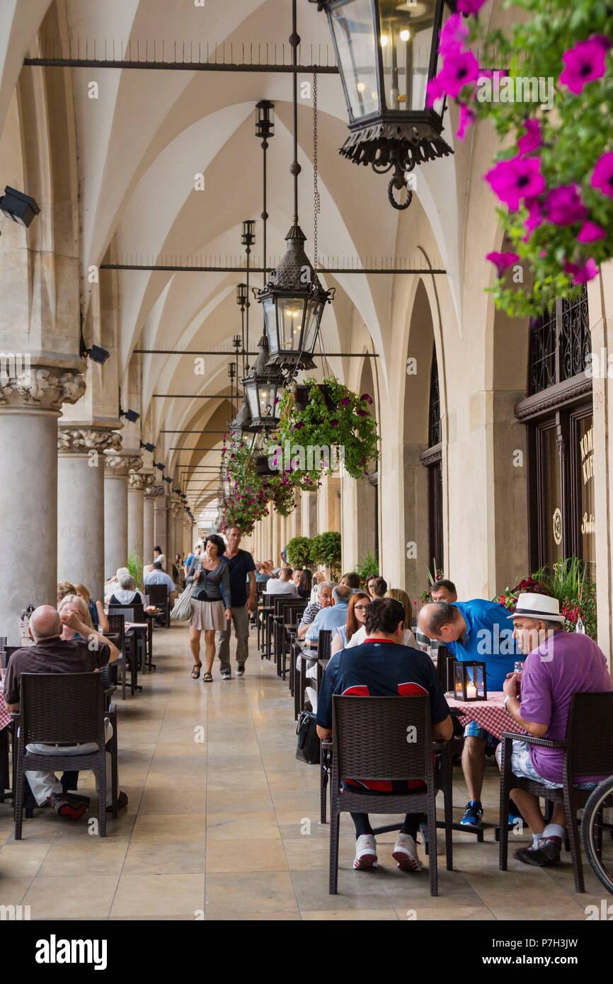 cafeterias de Sukiennice,Rynek GÅ‚ówny , plaza del mercado, Cracovia , voivodato de Pequeña Polonia,Polonia,  eastern europe. Stock Photo