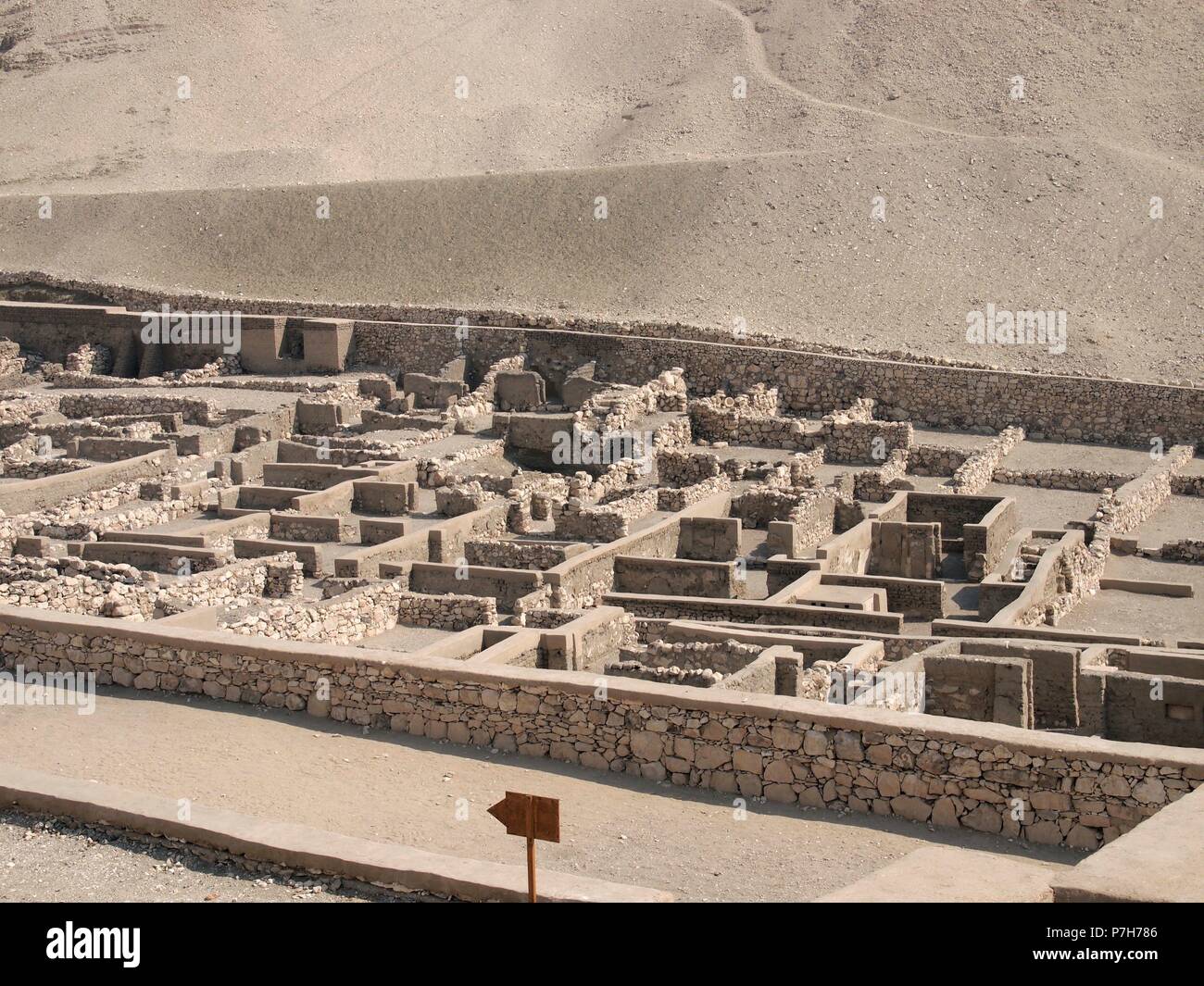 Egipto. Valle de los Reyes. Deir el-Medina, poblado egipcio fundado por Tutmosis I, faraón de la dinastía XVIII. Stock Photo