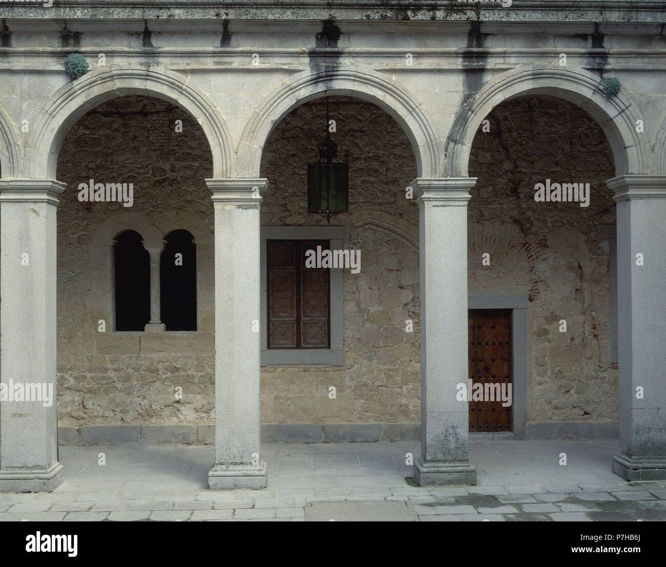 PATIO DE ARMAS DETALLE DE LOS ARCOS. Location ALCAZARINTERIOR