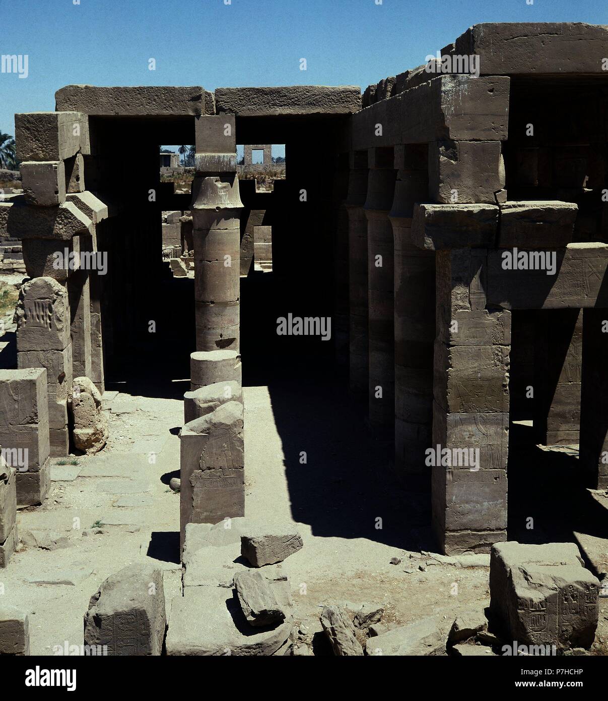 SALA HIPOSTILA DEL TEMPLO DE RAMSES III. Location: KARNAC, THEBES, EGYPT. Stock Photo