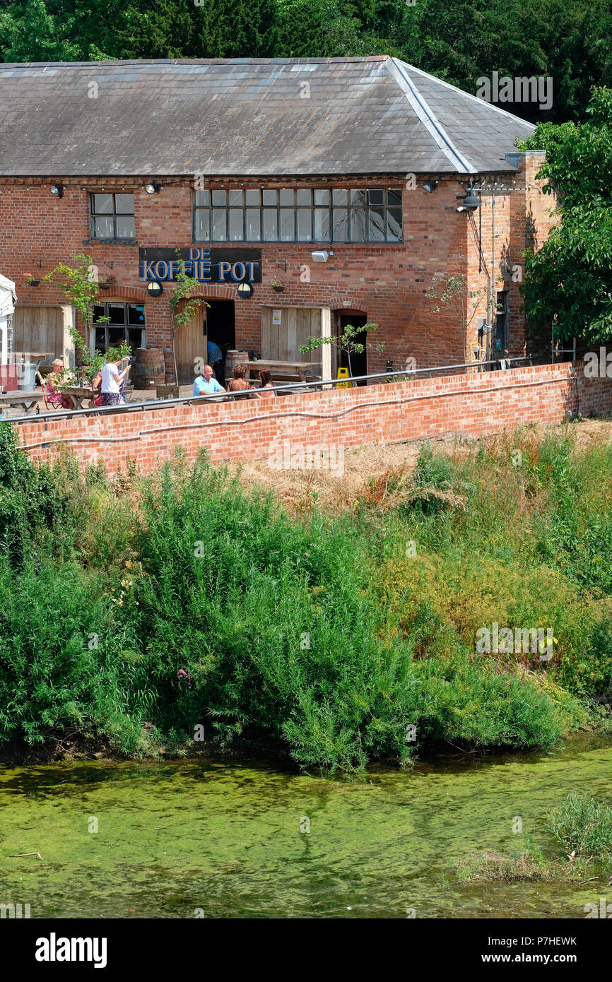 Hereford Herefordshire De Koffie Pot a popular coffee house and bar beside the River Wye Stock Photo