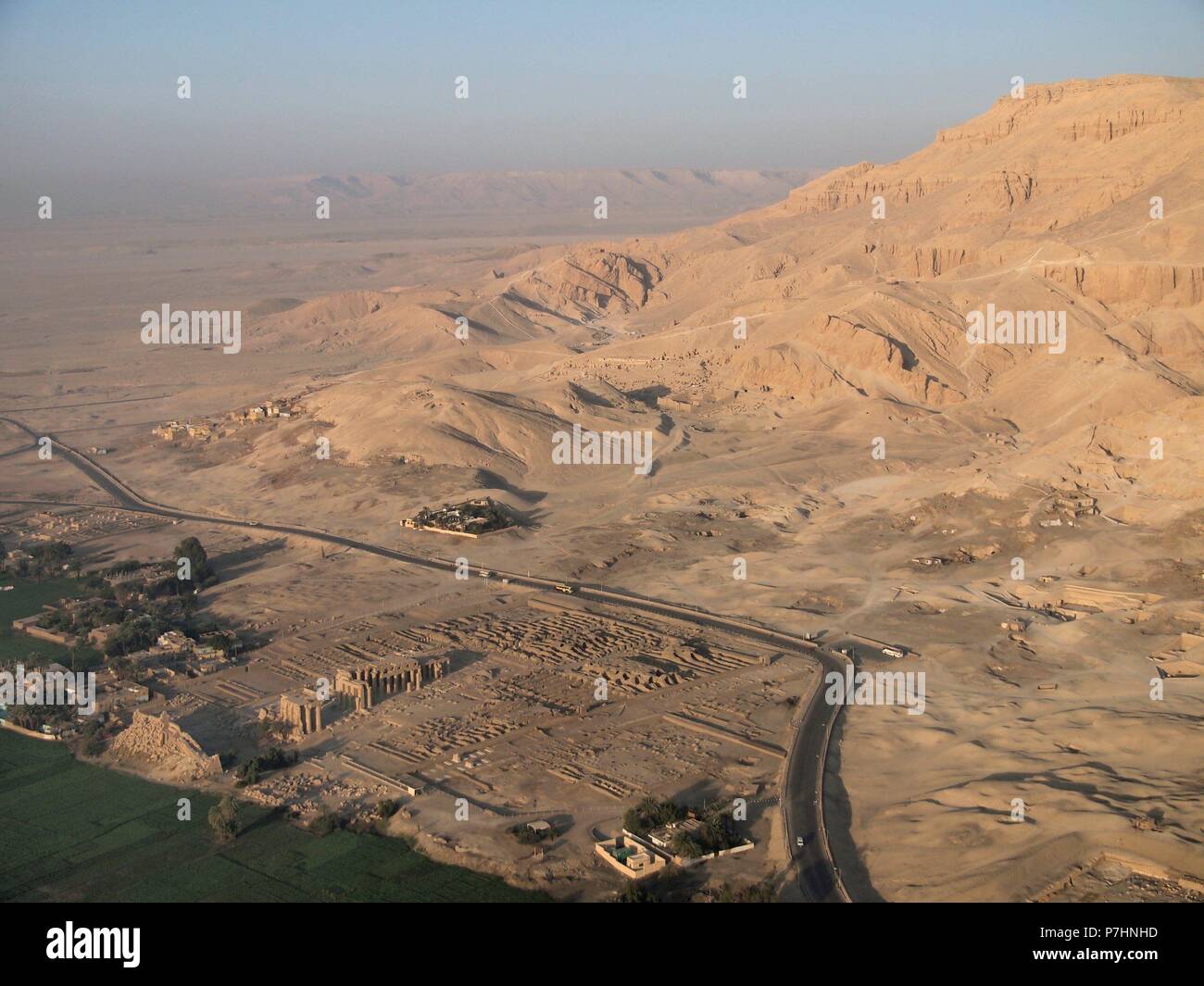 Erigir Egipto. Ramesseum. Nombre dado al templo funerario ordenado erigir por ...