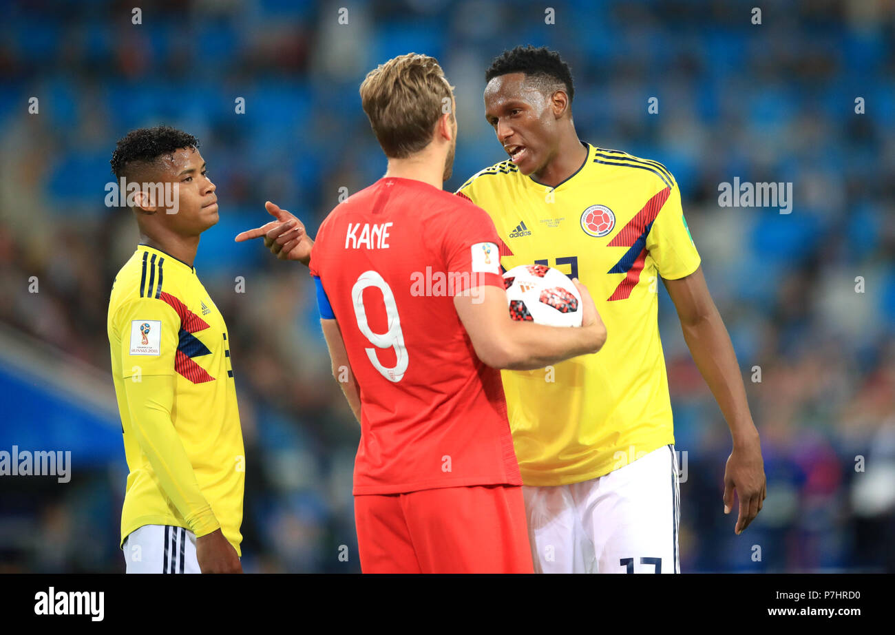 England's Harry Kane (centre) talks to Colombia's Johan Mojica (right) during the match Stock Photo