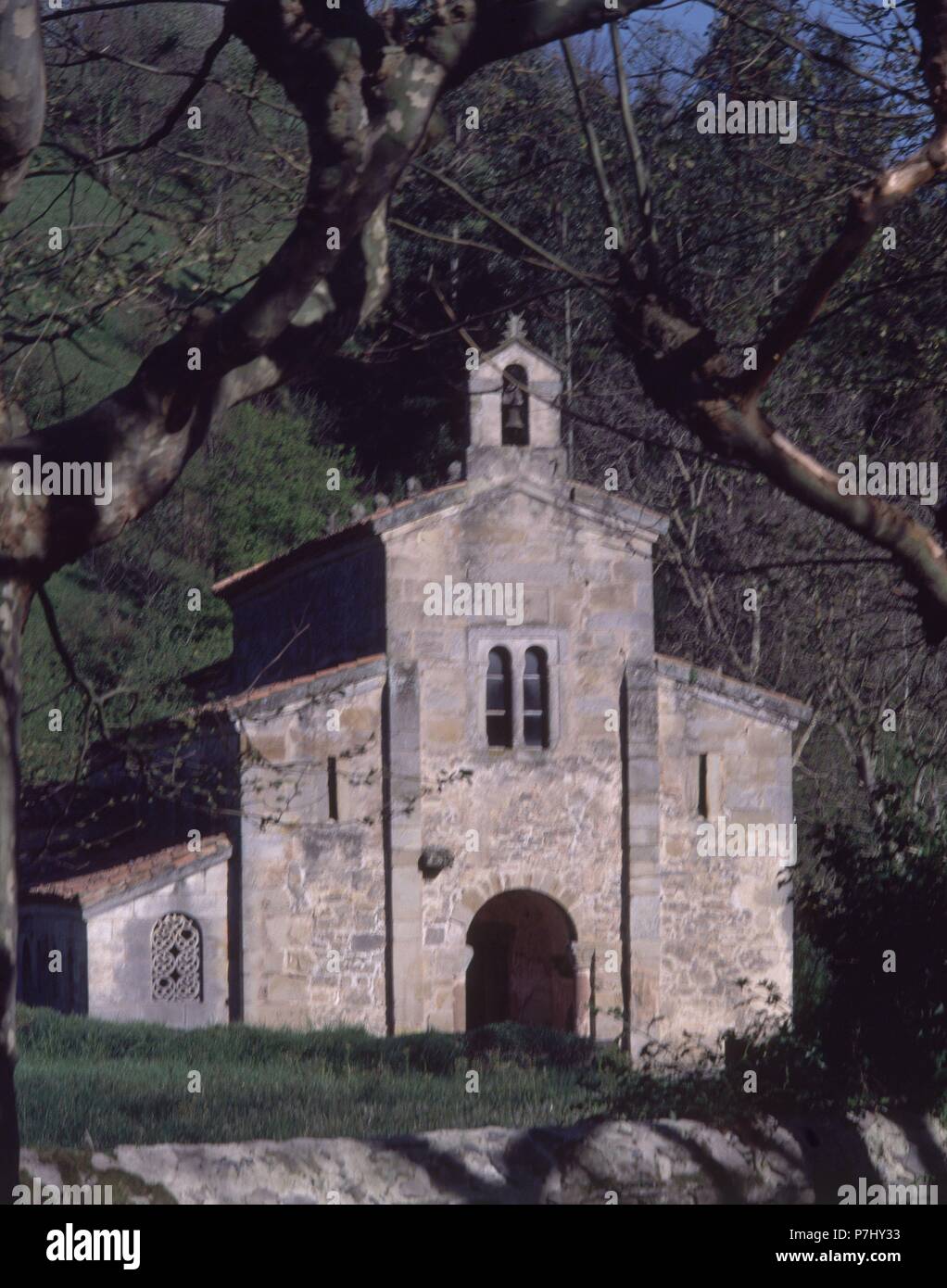 FACHADA DE LA IGLESIA DE SAN SALVADOR DE VALDEDIOS SIGLO IX