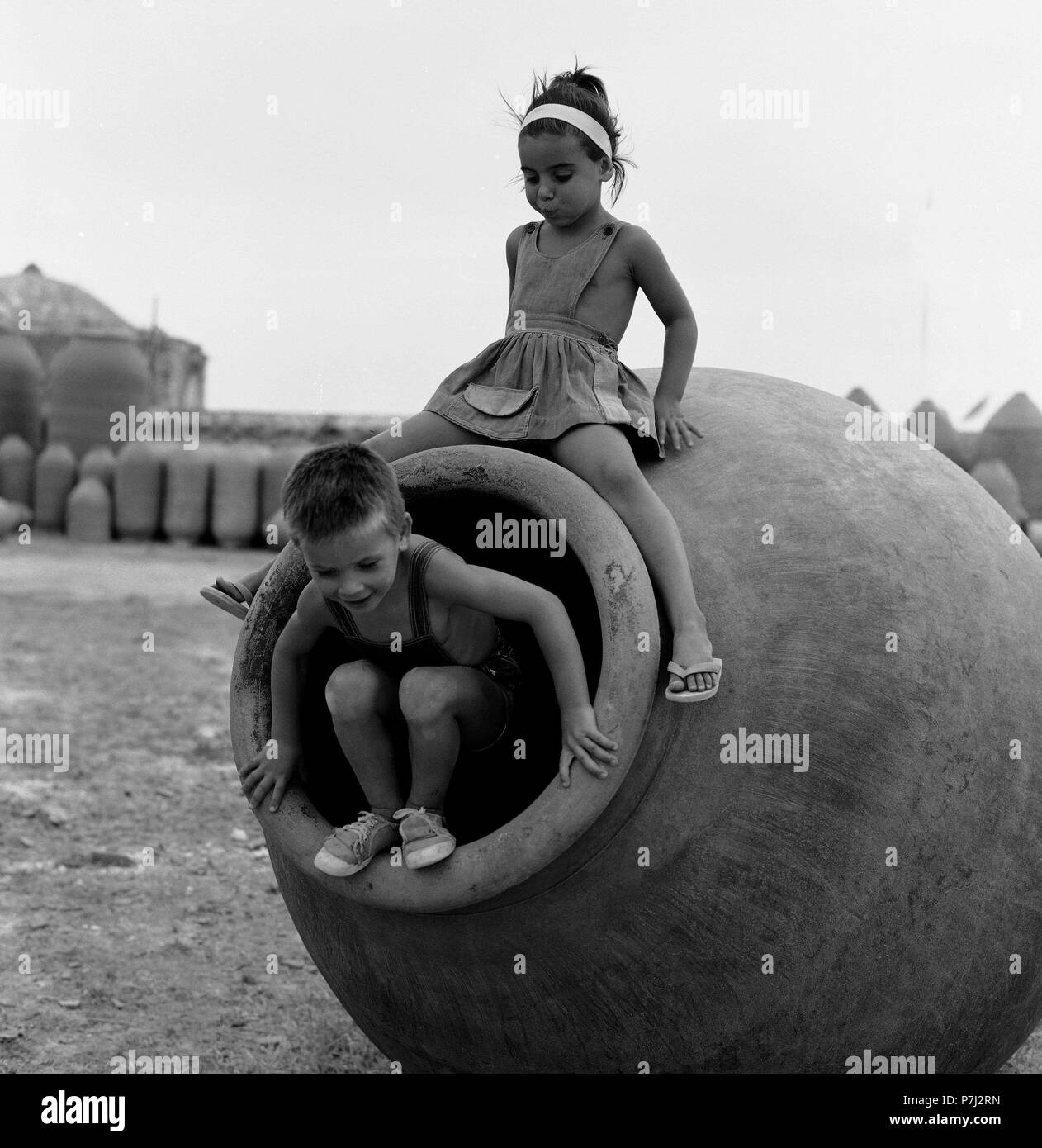 Ninos Jugando En Una Tinaja Fotografia En Blanco Y Negro Anos 60 Location Alfareria Spain Stock Photo Alamy