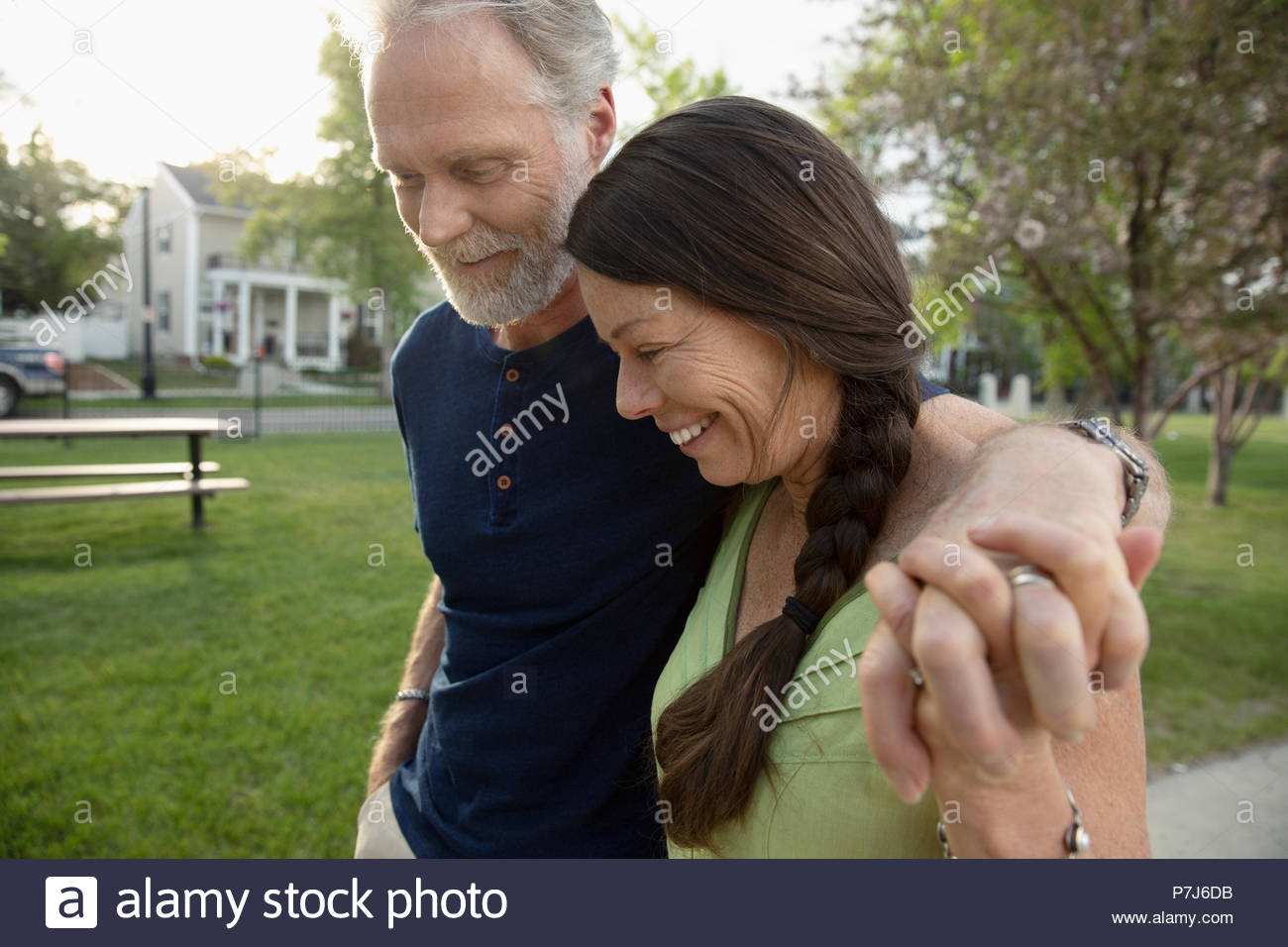 Seniors holding hands hi-res stock photography and images - Alamy