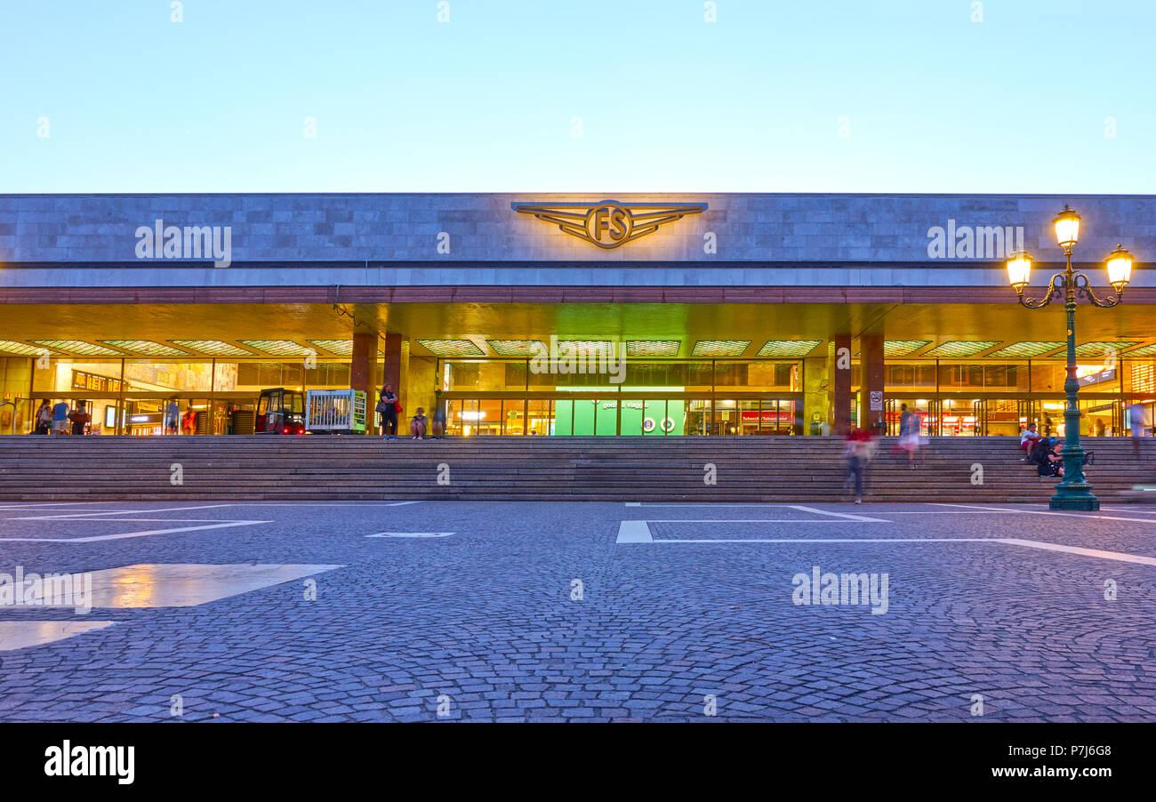 Belmond Venice Simplon Orient Express luxury train stoped at Venezia Santa  Lucia railway station the central railway station in Venice Italy. An ic  Stock Photo - Alamy