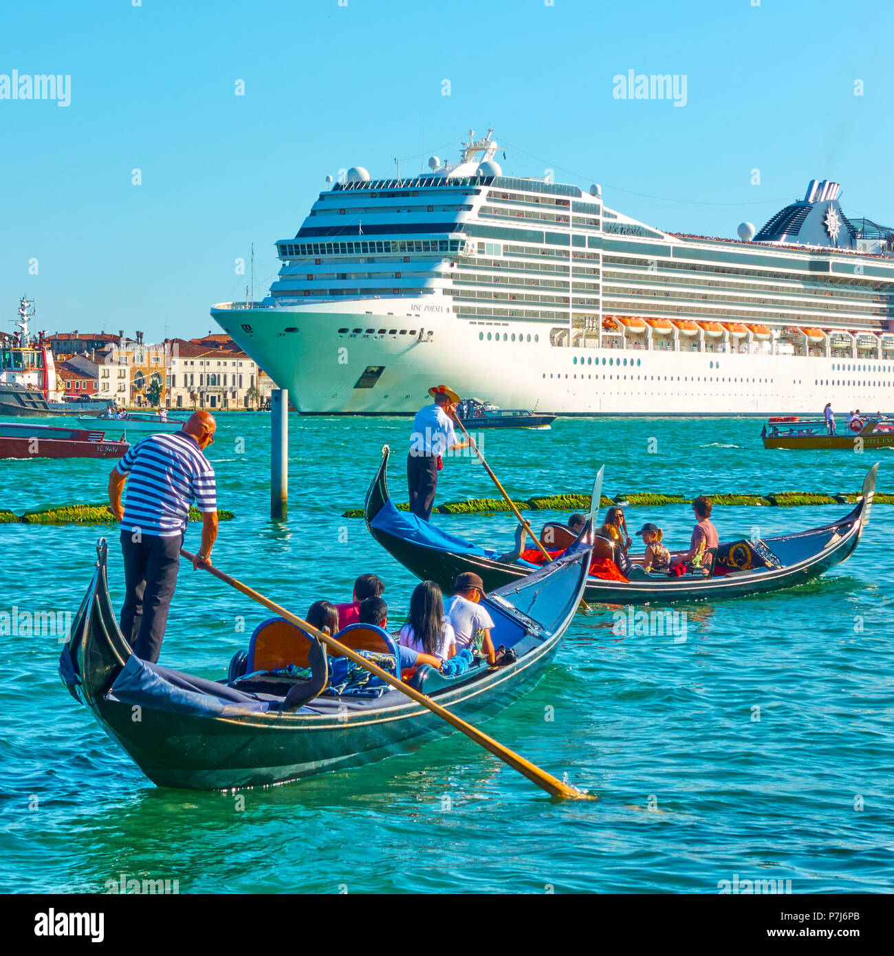 Gondolas cruise hi-res stock photography and images - Alamy