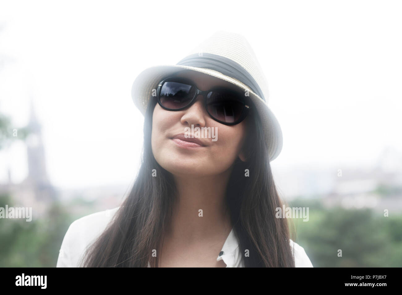 Portrait of a smiling woman wearing a straw hat Stock Photo - Alamy