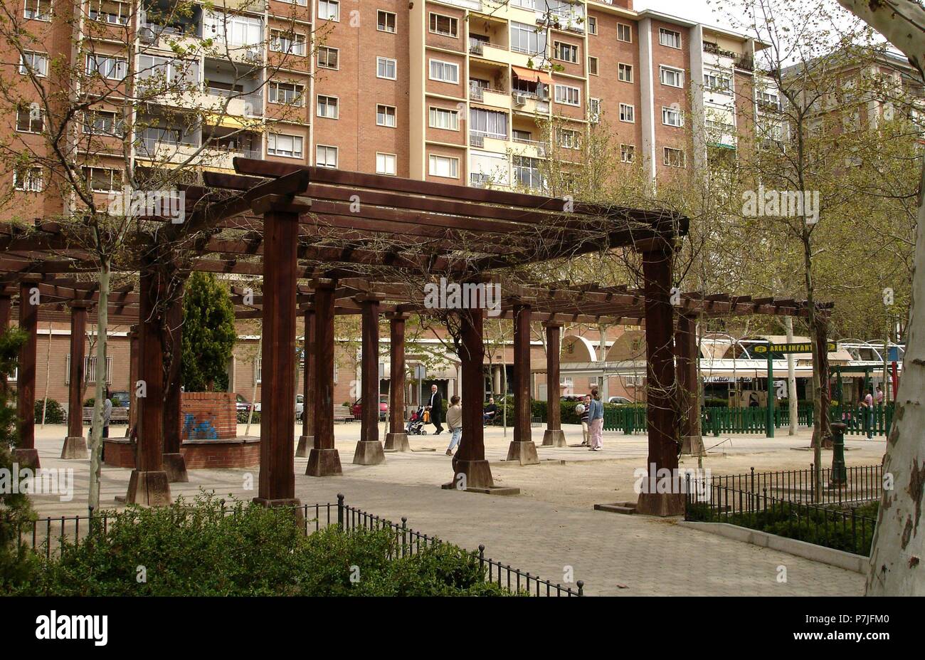 ARMAZON DE MADERA EN UN PARQUE DE LA AVENIDA GENERAL PERON. Location ...