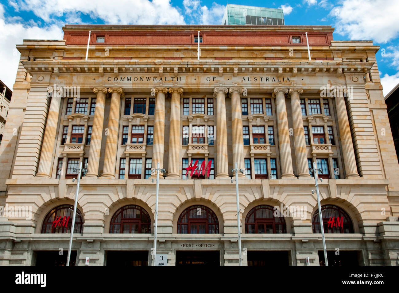 PERTH, AUSTRALIA - February 3, 2018: Commonwealth building converted to H&M  store Stock Photo - Alamy
