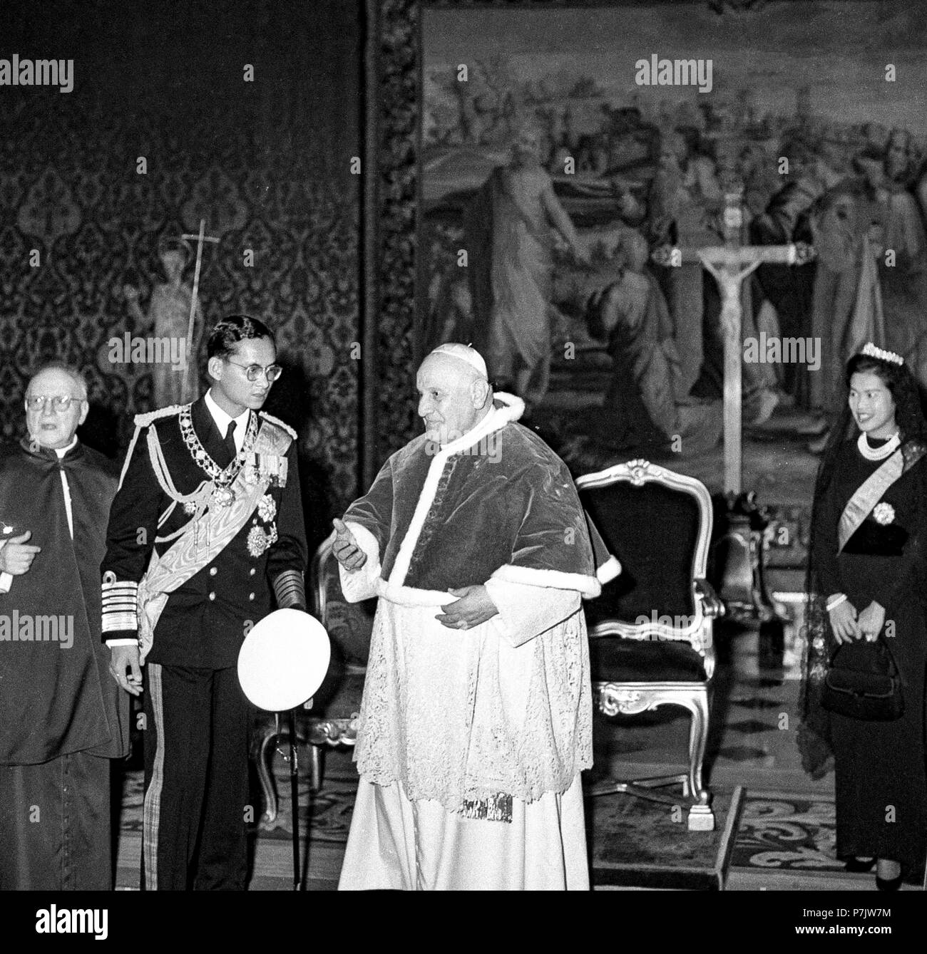 Vatican the Royals of Thailand, Bhumibol Adulyadej and Sirikit Kitigakara, on a visit to Pope John XXIII on October 1, 1960 Stock Photo