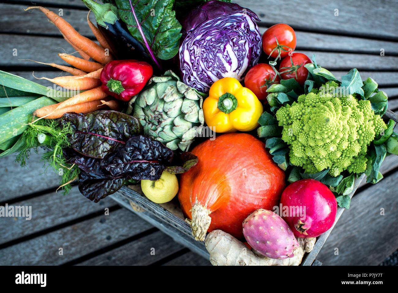 https://c8.alamy.com/comp/P7JY7T/organic-box-wooden-box-with-colourful-vegetables-and-fruits-strong-colours-P7JY7T.jpg