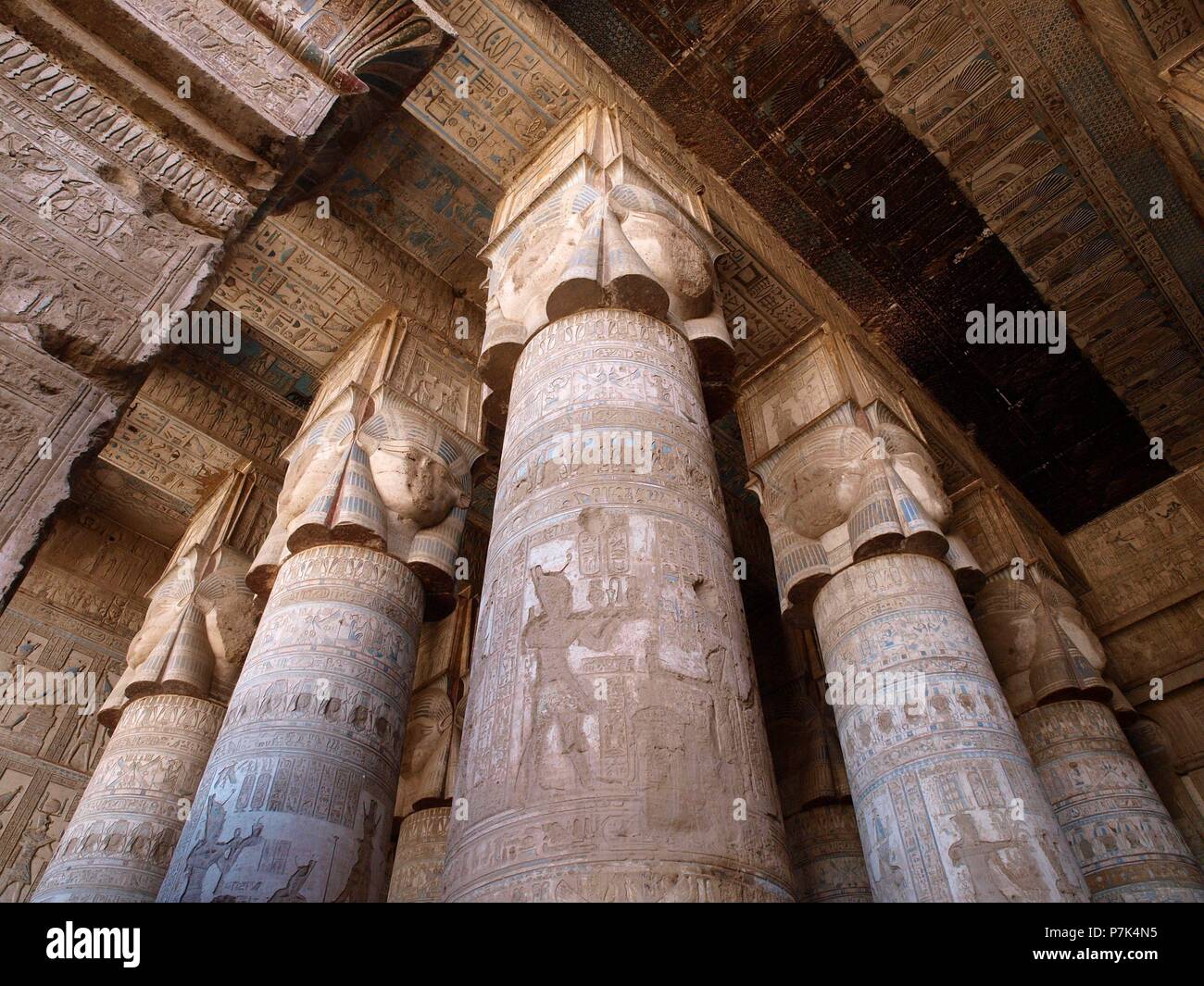 TEMPLO DE DENDERA, DEDICADO A LA DIOSA HATHOR Stock Photo - Alamy