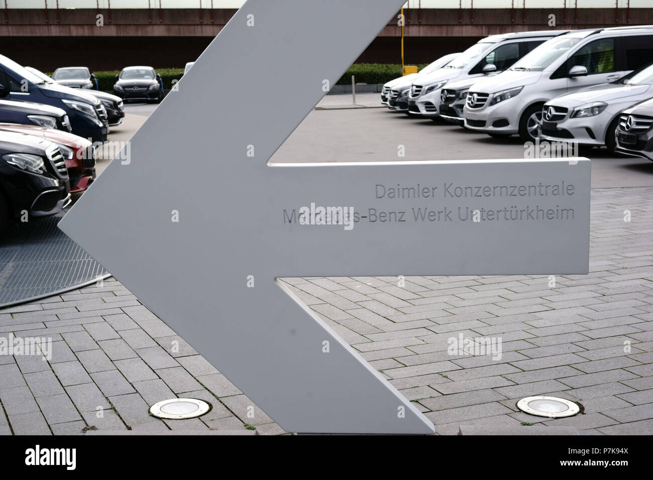 Directional arrow to the Daimler headquarter of the Mercedes-Benz plant ...