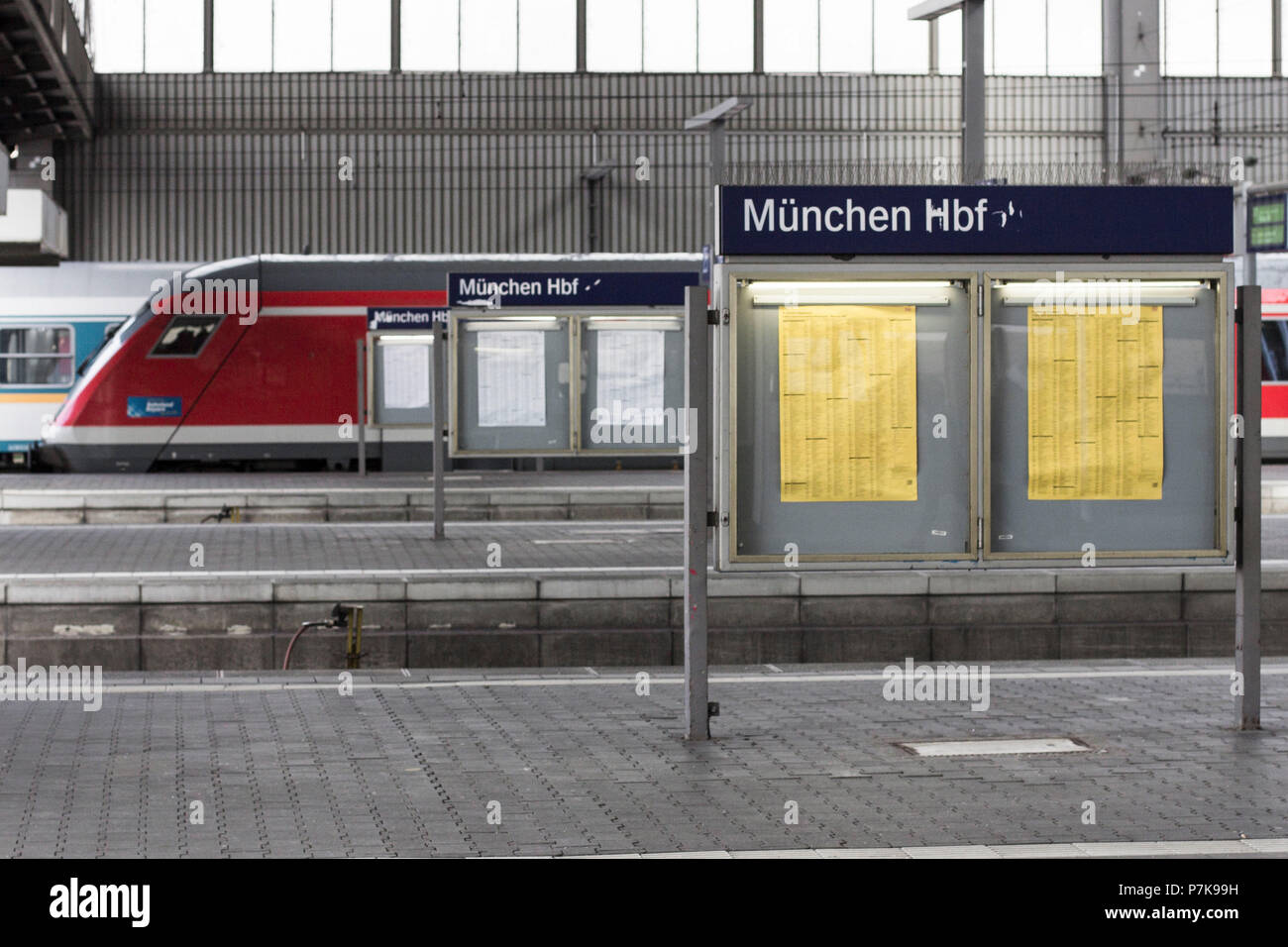 Arrival and departure schedules at Munich Central Station Stock Photo