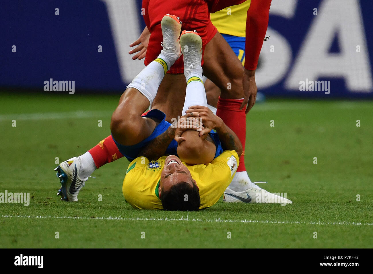 Kazan, Russia. 6th July 2018. Kazan, Russland. 06th July, 2018. PHILIPPE COUTINHO (BRA), at the ground, injured, injury, pain. Action. Brazil (BRA) - Belgium (BEL) 1-2, Quarter-Finals, Round of Eight, Game 58 on 06.07.2018 in Kazan, Kazan Arena. Football World Cup 2018 in Russia from 14.06. - 15.07.2018. | usage worldwide Credit: dpa/Alamy Live News Credit: dpa picture alliance/Alamy Live News Stock Photo