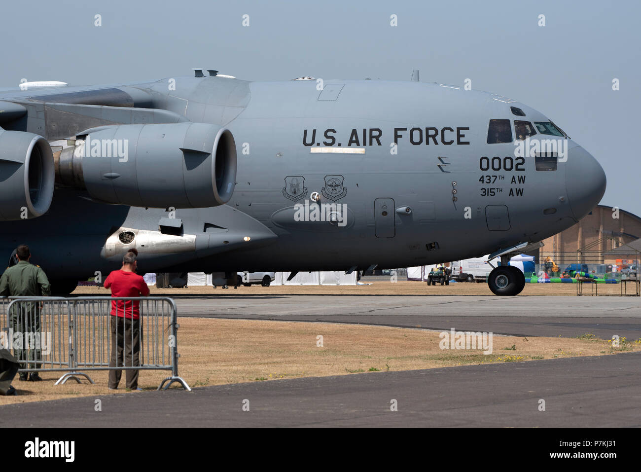 Yeovilton Royal Naval Air Station, Somerset, UK. Spectators watch the  arrival of a C17 Globemaster jet of the US Air Force Stock Photo - Alamy